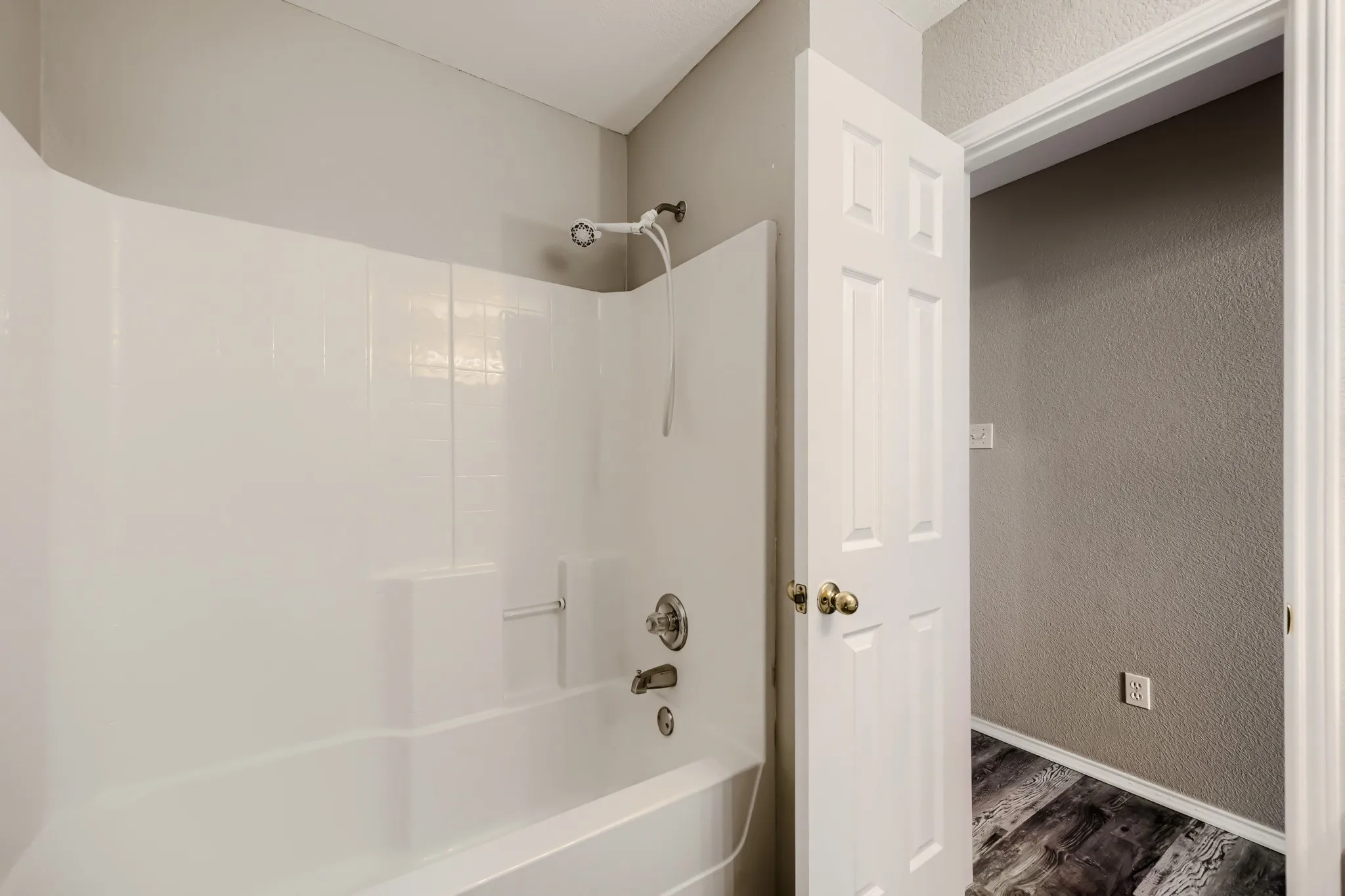 Single Family Residence For Sale in Tarrant County , 6221 Brooklynn Drive, Fort Worth, Texas 76179, 3 Bedroom, 2 Bathroom, 2 Garage spaces, 1,601 Sqft, built in 2005, mls#21396792, Real Estate Agent in Fort Worth, Homes For Sale in Tarrant county, Homes For Sale in Fort Worth, Realtor in Fort Worth Texas, Real Estate Brokerage Independent Realty Texas, Luminita Cordes Realtor