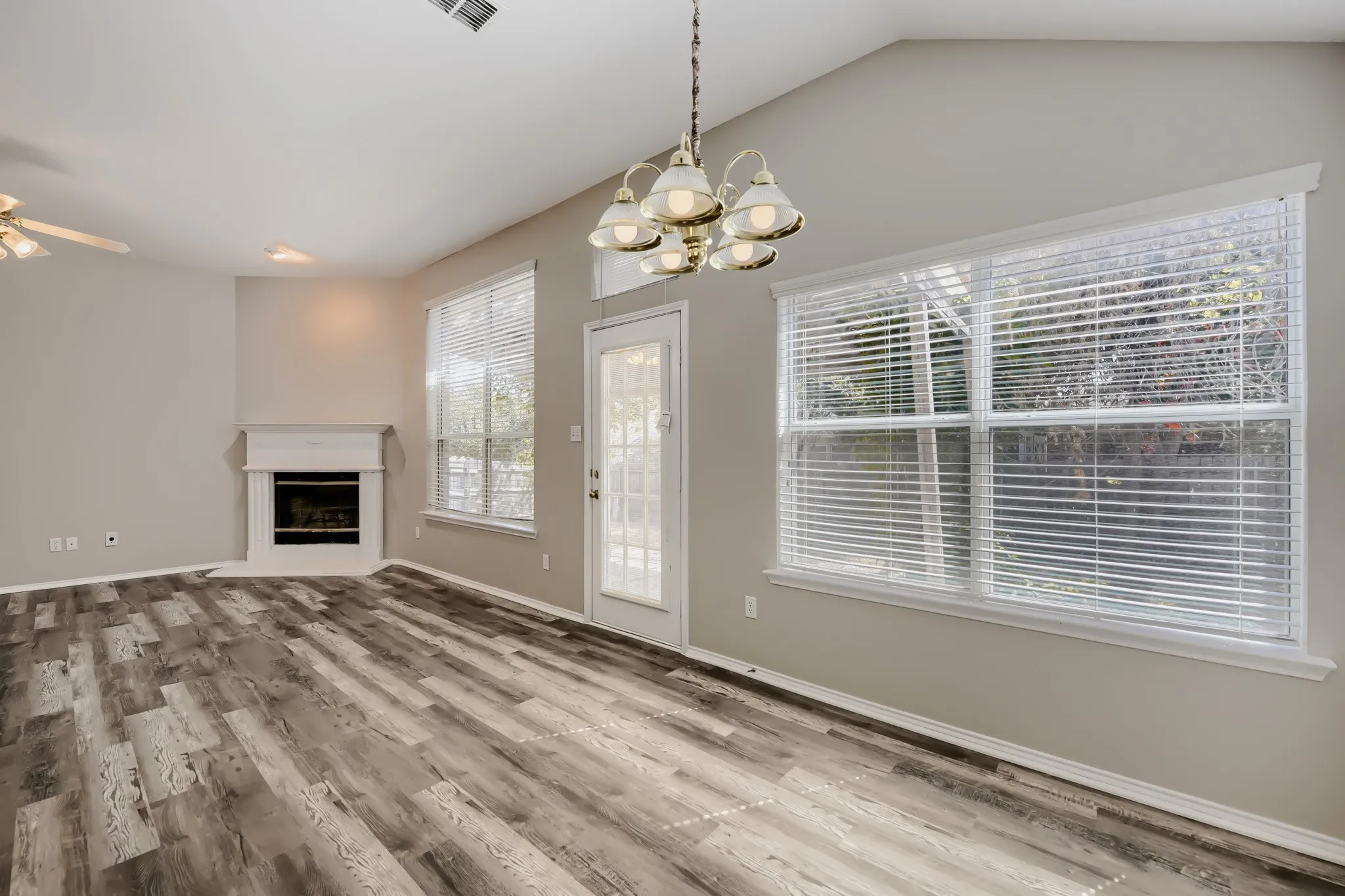 Single Family Residence For Sale in Tarrant County , 6221 Brooklynn Drive, Fort Worth, Texas 76179, 3 Bedroom, 2 Bathroom, 2 Garage spaces, 1,601 Sqft, built in 2005, mls#21396792, Real Estate Agent in Fort Worth, Homes For Sale in Tarrant county, Homes For Sale in Fort Worth, Realtor in Fort Worth Texas, Real Estate Brokerage Independent Realty Texas, Luminita Cordes Realtor