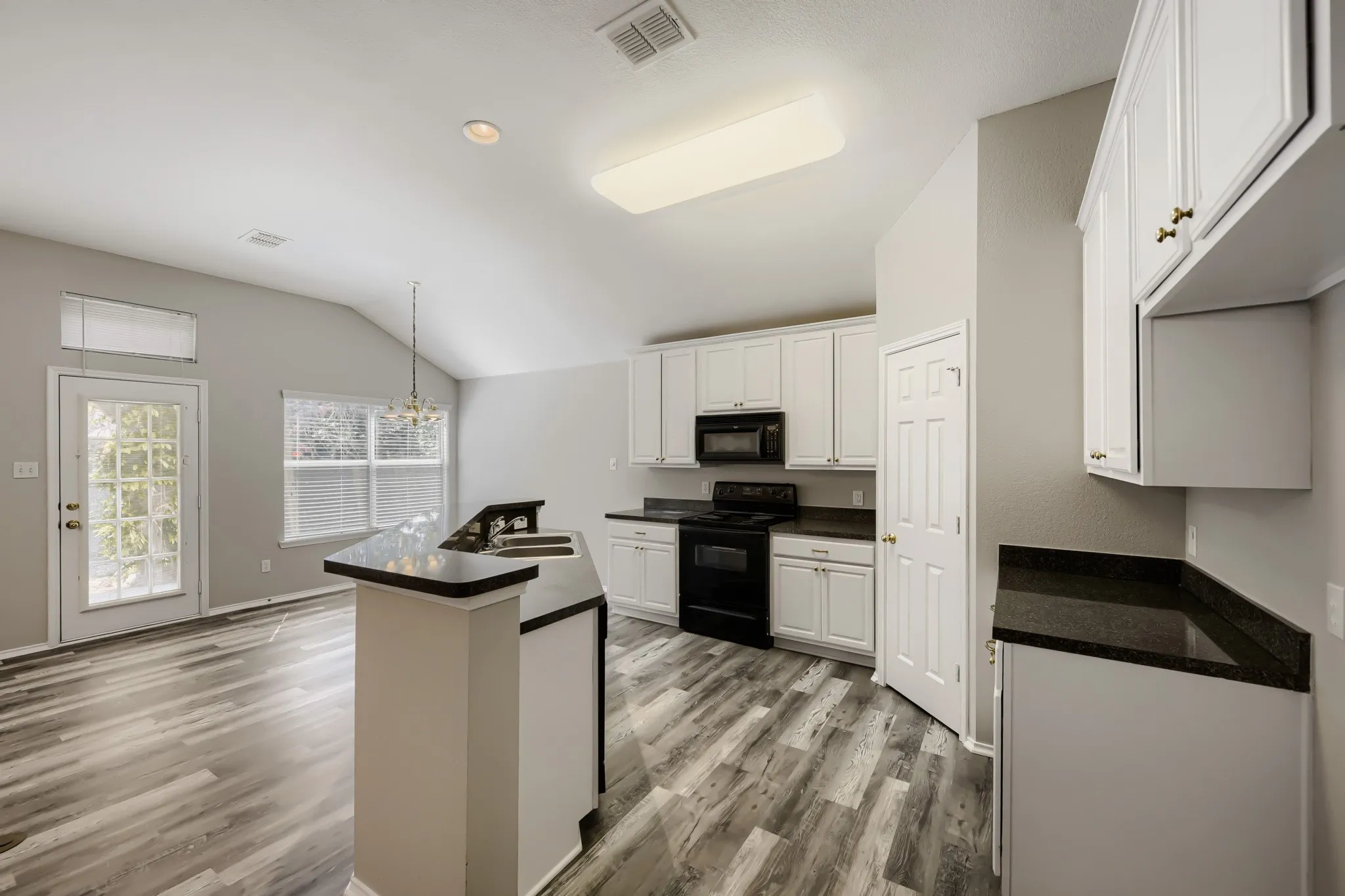 Single Family Residence For Sale in Tarrant County , 6221 Brooklynn Drive, Fort Worth, Texas 76179, 3 Bedroom, 2 Bathroom, 2 Garage spaces, 1,601 Sqft, built in 2005, mls#21396792, Real Estate Agent in Fort Worth, Homes For Sale in Tarrant county, Homes For Sale in Fort Worth, Realtor in Fort Worth Texas, Real Estate Brokerage Independent Realty Texas, Luminita Cordes Realtor