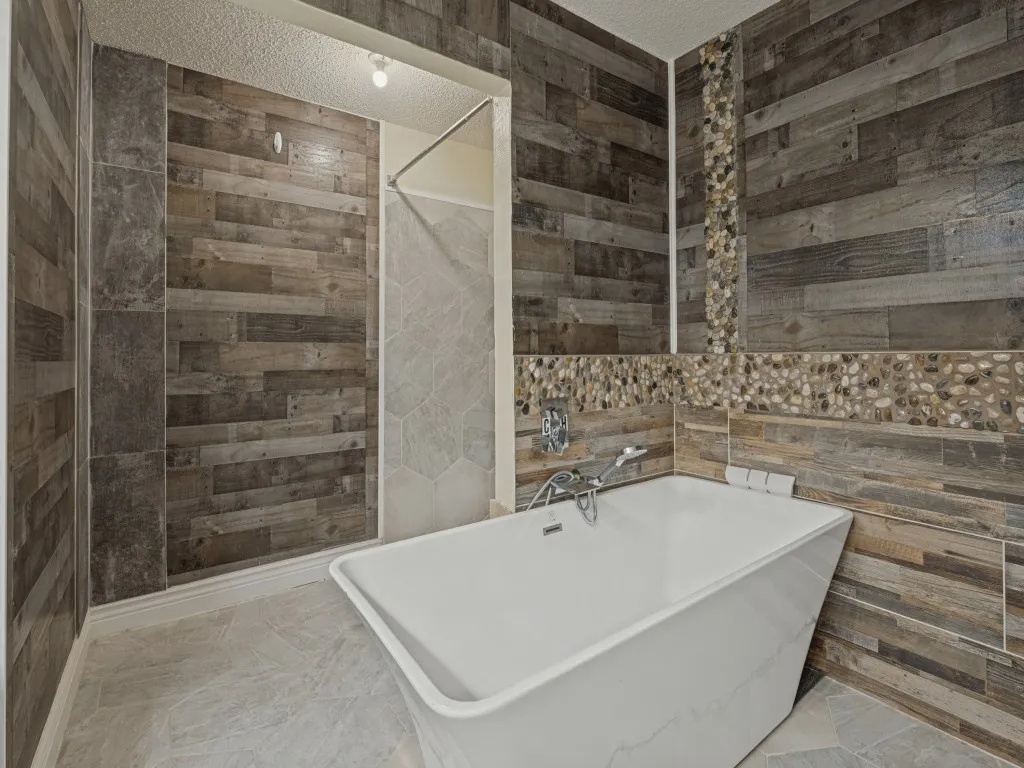 Single Family Residence For Sale in Tarrant County , 6406 Woods Edge Drive, Arlington, Texas 76016, 3 Bedroom, 2 Bathroom, 2 Garage spaces, 1,356 Sqft, built in 1984, mls#21397654, Real Estate Agent in Arlington, Homes For Sale in Tarrant county, Homes For Sale in Arlington, Realtor in Arlington Texas, Real Estate Brokerage Independent Realty Texas, Luminita Cordes Realtor