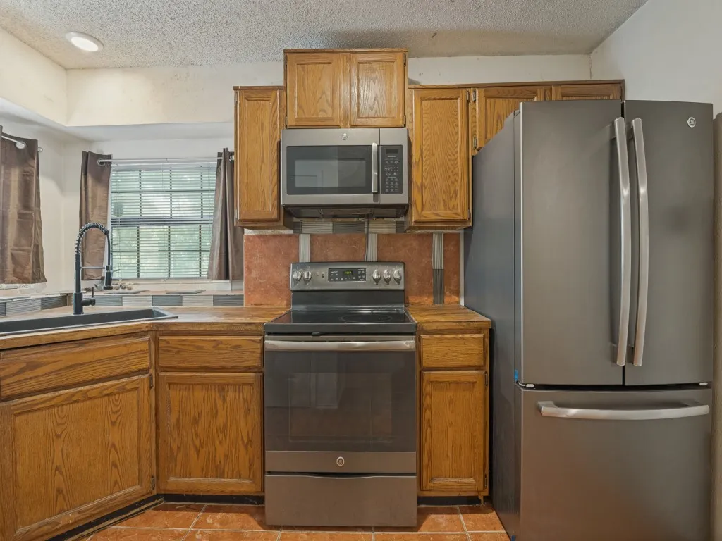 Single Family Residence For Sale in Tarrant County , 6406 Woods Edge Drive, Arlington, Texas 76016, 3 Bedroom, 2 Bathroom, 2 Garage spaces, 1,356 Sqft, built in 1984, mls#21397654, Real Estate Agent in Arlington, Homes For Sale in Tarrant county, Homes For Sale in Arlington, Realtor in Arlington Texas, Real Estate Brokerage Independent Realty Texas, Luminita Cordes Realtor
