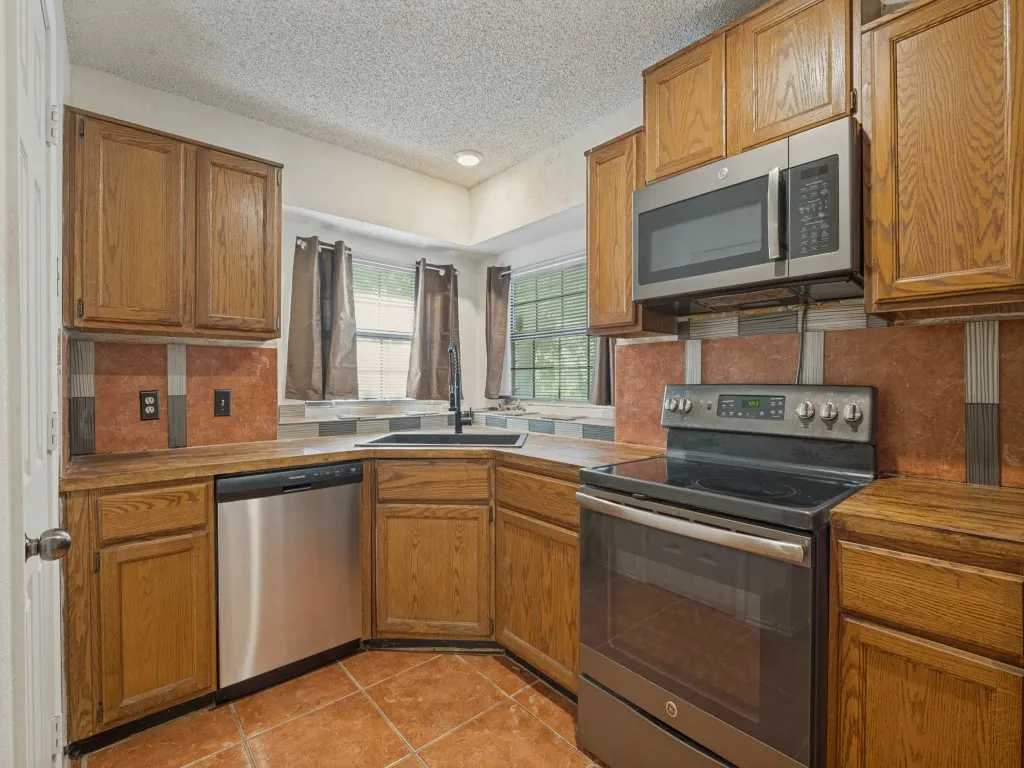 Single Family Residence For Sale in Tarrant County , 6406 Woods Edge Drive, Arlington, Texas 76016, 3 Bedroom, 2 Bathroom, 2 Garage spaces, 1,356 Sqft, built in 1984, mls#21397654, Real Estate Agent in Arlington, Homes For Sale in Tarrant county, Homes For Sale in Arlington, Realtor in Arlington Texas, Real Estate Brokerage Independent Realty Texas, Luminita Cordes Realtor