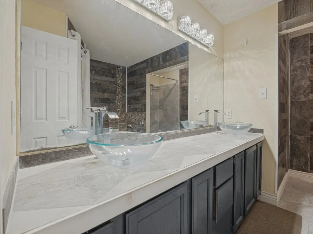 Single Family Residence For Sale in Tarrant County , 6406 Woods Edge Drive, Arlington, Texas 76016, 3 Bedroom, 2 Bathroom, 2 Garage spaces, 1,356 Sqft, built in 1984, mls#21397654, Real Estate Agent in Arlington, Homes For Sale in Tarrant county, Homes For Sale in Arlington, Realtor in Arlington Texas, Real Estate Brokerage Independent Realty Texas, Luminita Cordes Realtor