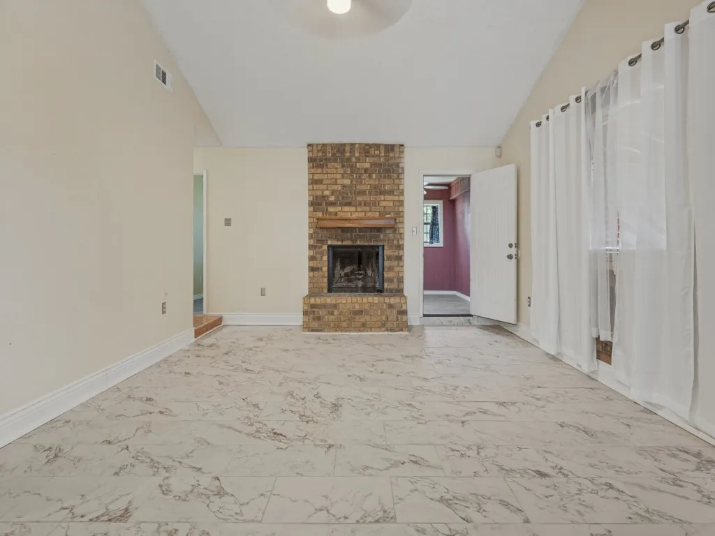 Single Family Residence For Sale in Tarrant County , 6406 Woods Edge Drive, Arlington, Texas 76016, 3 Bedroom, 2 Bathroom, 2 Garage spaces, 1,356 Sqft, built in 1984, mls#21397654, Real Estate Agent in Arlington, Homes For Sale in Tarrant county, Homes For Sale in Arlington, Realtor in Arlington Texas, Real Estate Brokerage Independent Realty Texas, Luminita Cordes Realtor