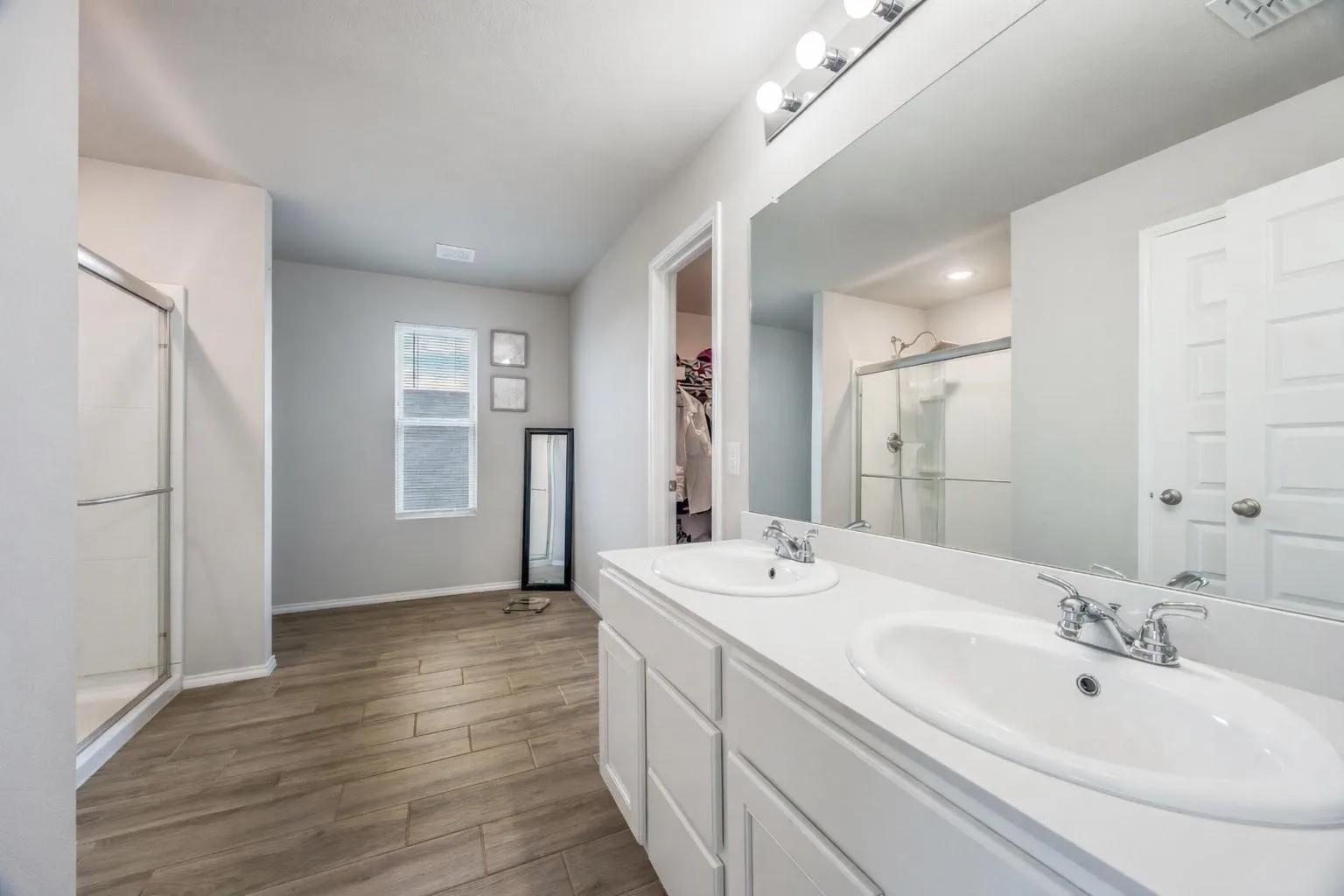 Primary bath with dual sinks and walk in closet