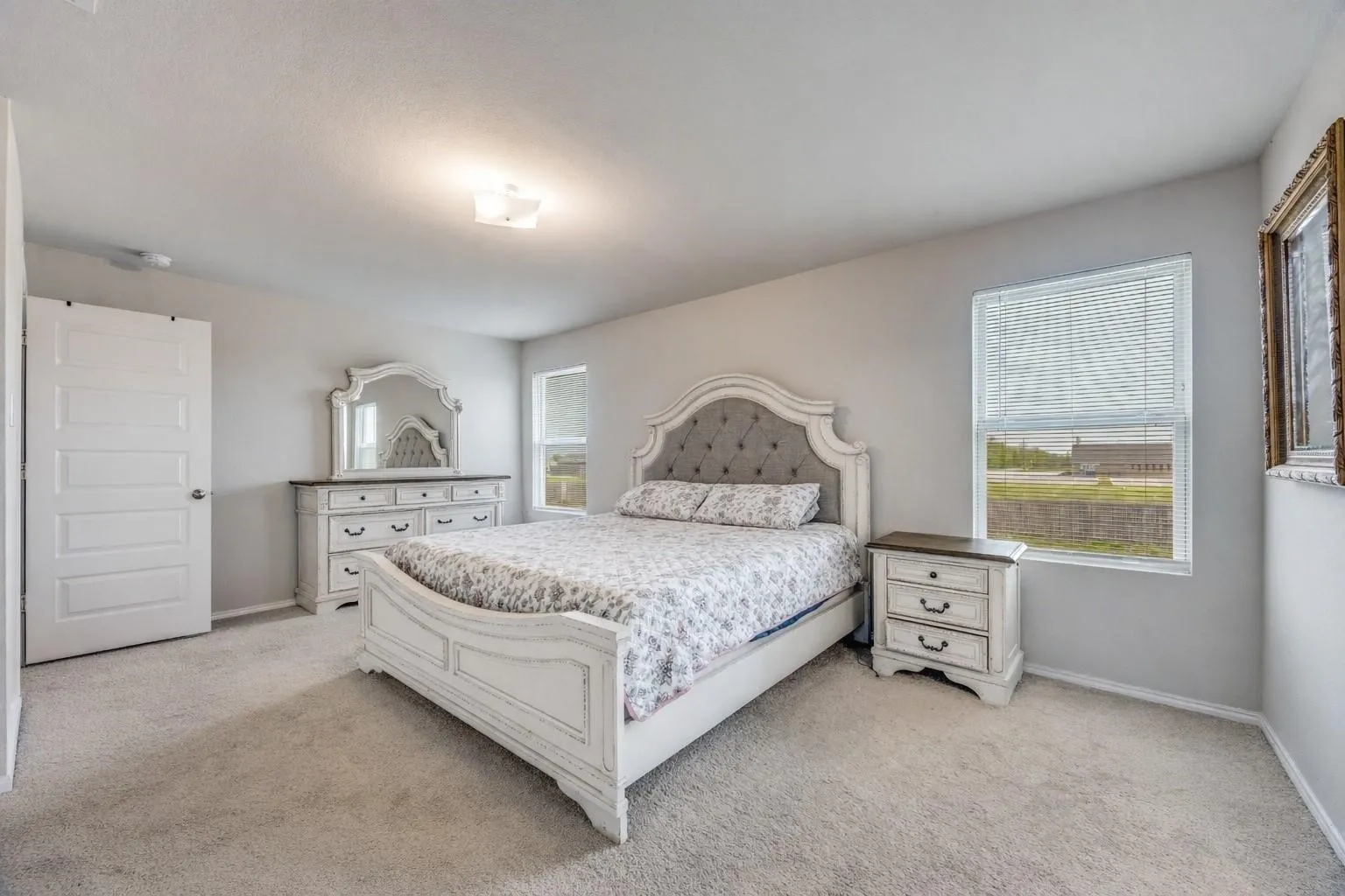 Oversized bedroom for a seconadry