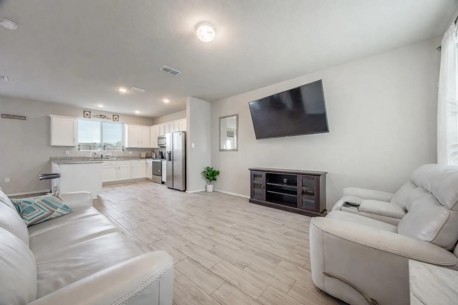 Single Family Residence For Sale in Grayson County , 926 Hurstwood Drive, Van Alstyne, Texas 75495, 3 Bedroom, 3 Bathroom, 2 Garage spaces, 1,831 Sqft, built in 2022, mls#21397867, Real Estate Agent in Van Alstyne, Homes For Sale in Grayson county, Homes For Sale in Van Alstyne, Realtor in Van Alstyne Texas, Real Estate Brokerage Independent Realty Texas, Luminita Cordes Realtor