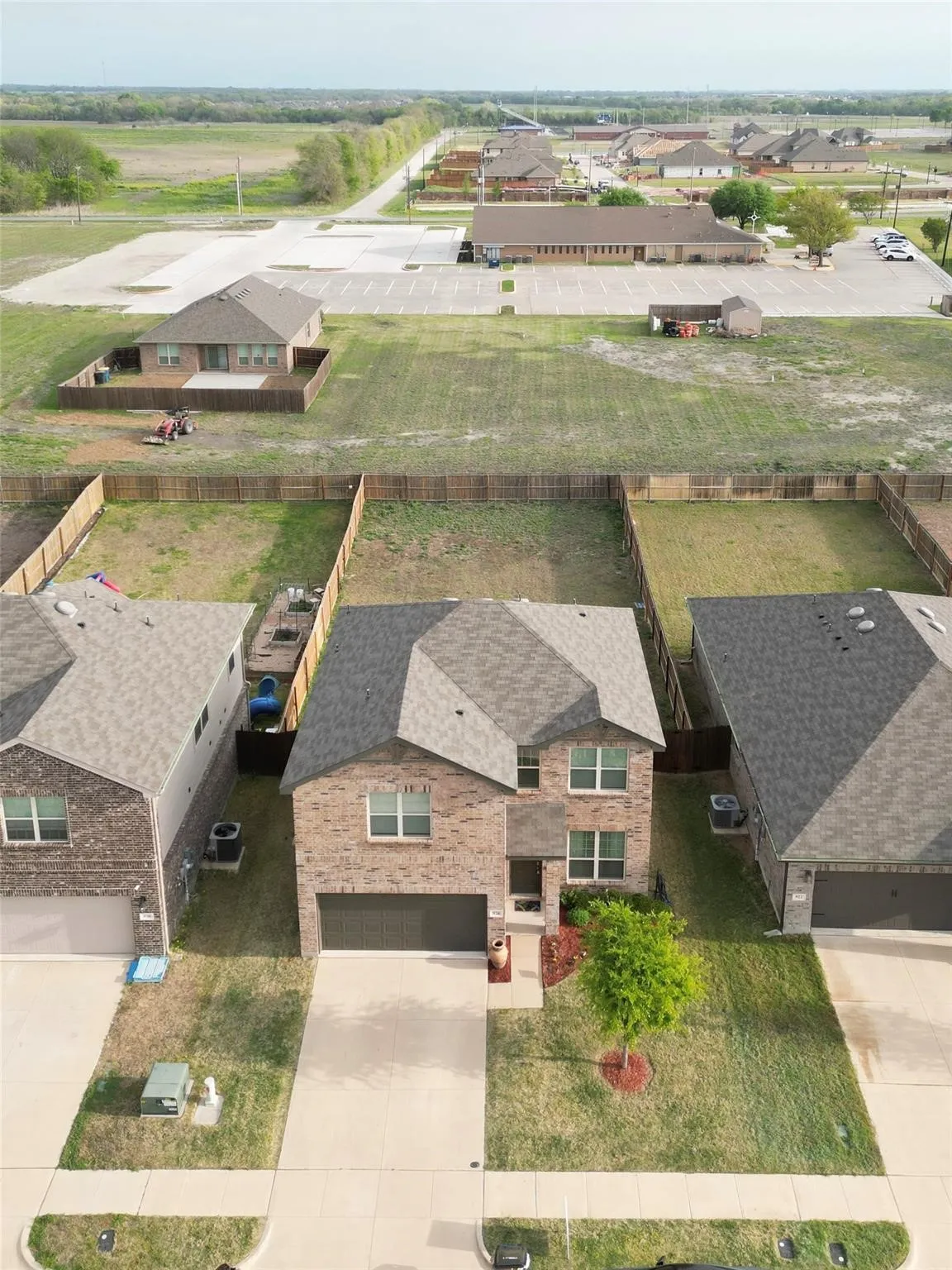 Single Family Residence For Sale in Grayson County , 926 Hurstwood Drive, Van Alstyne, Texas 75495, 3 Bedroom, 3 Bathroom, 2 Garage spaces, 1,831 Sqft, built in 2022, mls#21397867, Real Estate Agent in Van Alstyne, Homes For Sale in Grayson county, Homes For Sale in Van Alstyne, Realtor in Van Alstyne Texas, Real Estate Brokerage Independent Realty Texas, Luminita Cordes Realtor