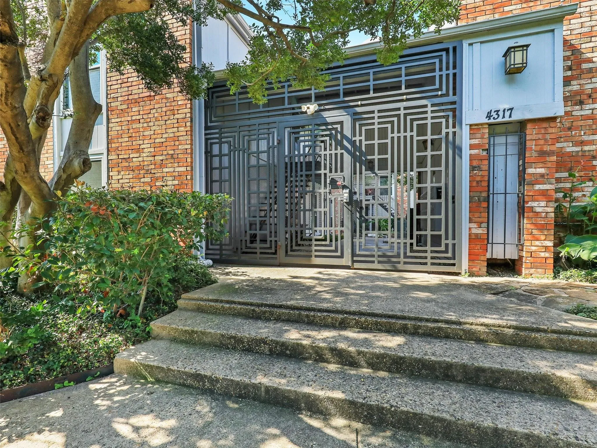 Condominium For Sale in Dallas County , 4317 Hartford Street 102, Dallas, Texas 75219, 2 Bedroom, 2 Bathroom, Garage spaces, 874 Sqft, built in 1969, mls#21398153, Real Estate Agent in Dallas, Homes For Sale in Dallas county, Homes For Sale in Dallas, Realtor in Dallas Texas, Real Estate Brokerage Independent Realty Texas, Luminita Cordes Realtor