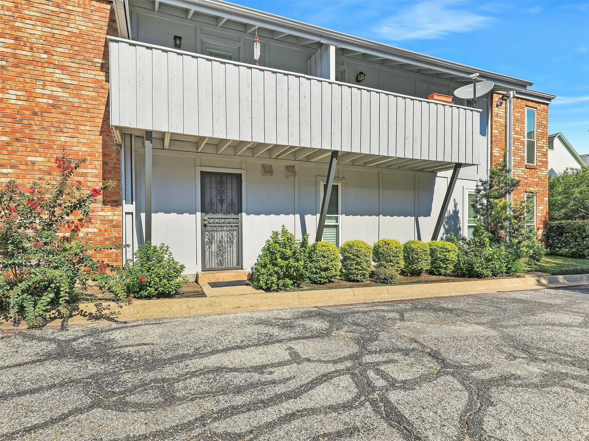 Condominium For Sale in Dallas County , 4317 Hartford Street 102, Dallas, Texas 75219, 2 Bedroom, 2 Bathroom, Garage spaces, 874 Sqft, built in 1969, mls#21398153, Real Estate Agent in Dallas, Homes For Sale in Dallas county, Homes For Sale in Dallas, Realtor in Dallas Texas, Real Estate Brokerage Independent Realty Texas, Luminita Cordes Realtor