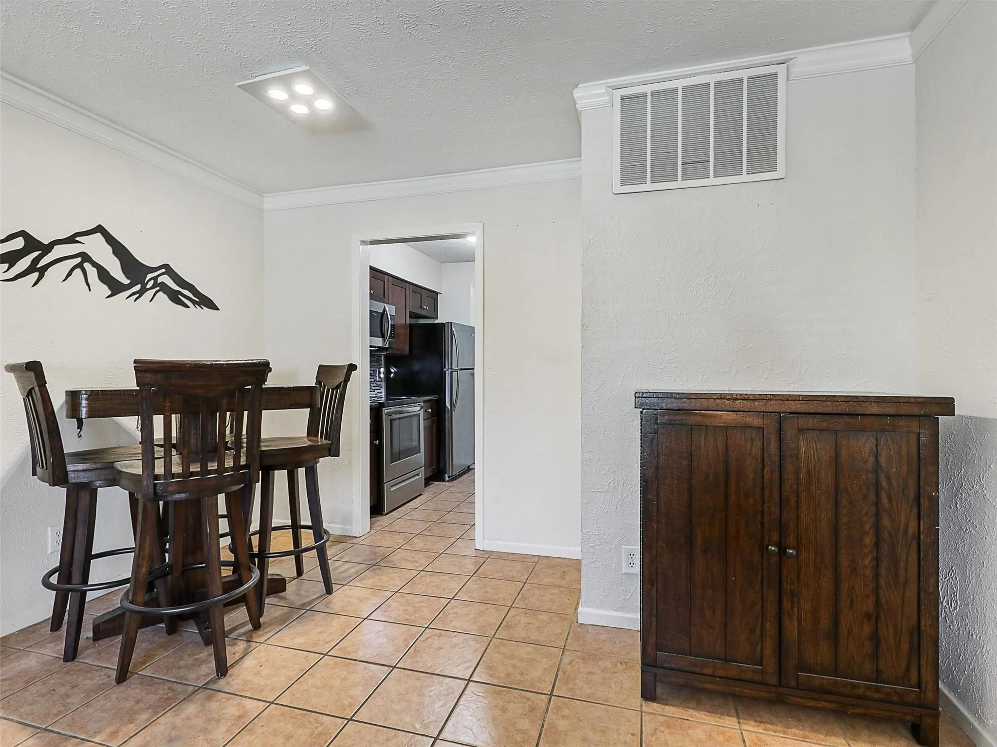 Condominium For Sale in Dallas County , 4317 Hartford Street 102, Dallas, Texas 75219, 2 Bedroom, 2 Bathroom, Garage spaces, 874 Sqft, built in 1969, mls#21398153, Real Estate Agent in Dallas, Homes For Sale in Dallas county, Homes For Sale in Dallas, Realtor in Dallas Texas, Real Estate Brokerage Independent Realty Texas, Luminita Cordes Realtor