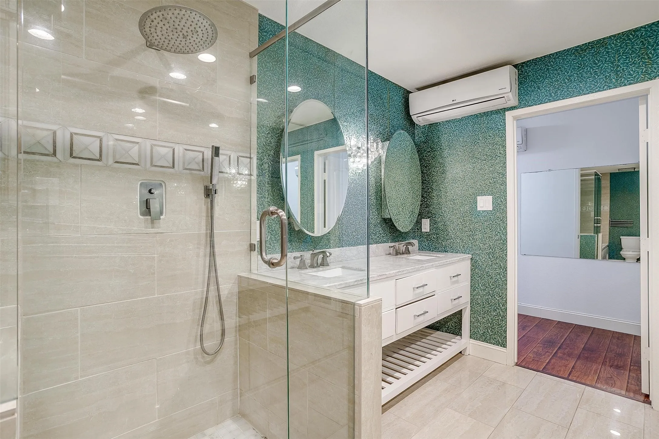 Single Family Residence For Rent in Tarrant County , 1625 S Davis, Arlington, Texas 76013, 3 Bedroom, 2 Bathroom, Garage spaces, 1,829 Sqft, built in 1958, mls#21398166, Real Estate Agent in Arlington, Homes For Rent in Tarrant county, Homes For Rent in Arlington, Realtor in Arlington Texas, Real Estate Brokerage Independent Realty Texas, Luminita Cordes Realtor
