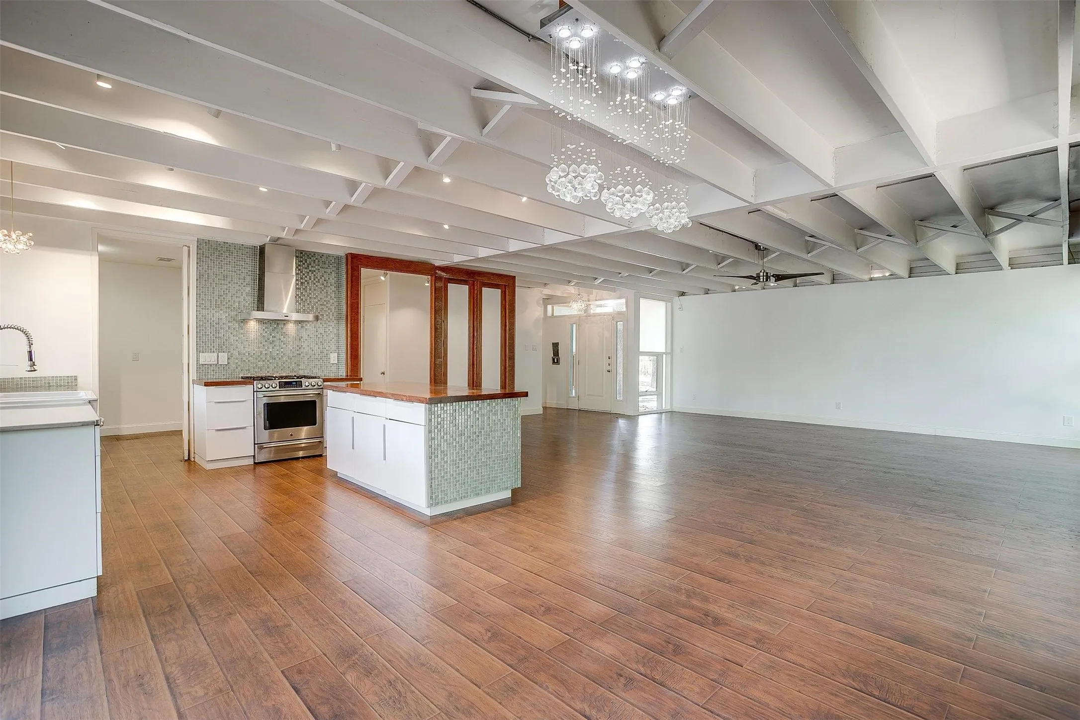 Single Family Residence For Rent in Tarrant County , 1625 S Davis, Arlington, Texas 76013, 3 Bedroom, 2 Bathroom, Garage spaces, 1,829 Sqft, built in 1958, mls#21398166, Real Estate Agent in Arlington, Homes For Rent in Tarrant county, Homes For Rent in Arlington, Realtor in Arlington Texas, Real Estate Brokerage Independent Realty Texas, Luminita Cordes Realtor