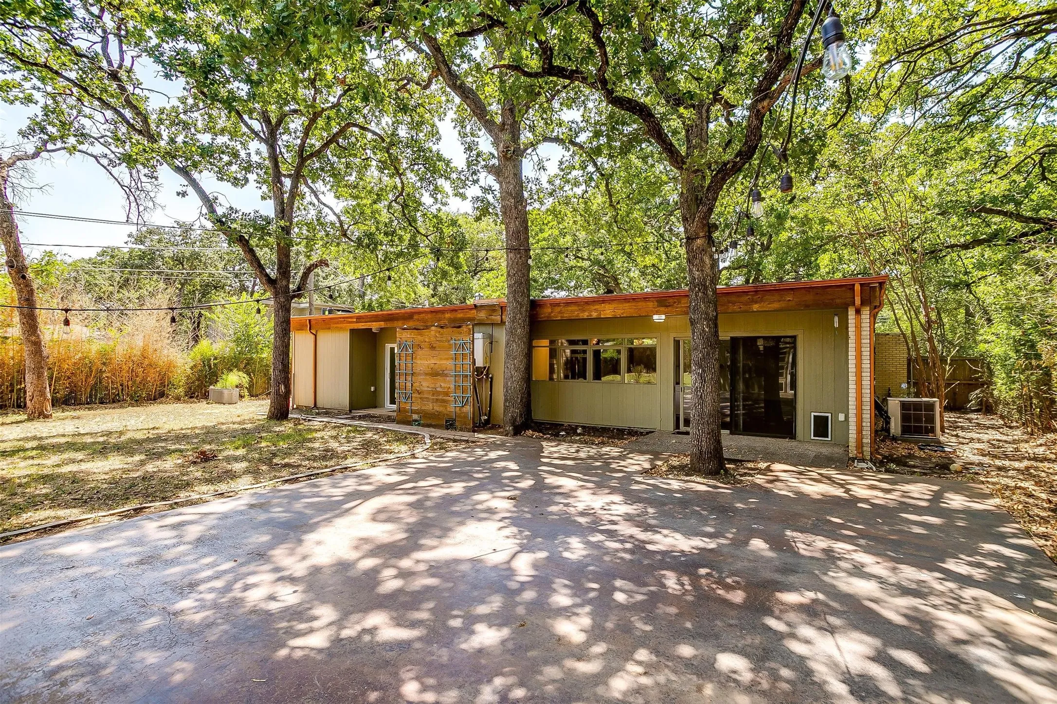 Single Family Residence For Rent in Tarrant County , 1625 S Davis, Arlington, Texas 76013, 3 Bedroom, 2 Bathroom, Garage spaces, 1,829 Sqft, built in 1958, mls#21398166, Real Estate Agent in Arlington, Homes For Rent in Tarrant county, Homes For Rent in Arlington, Realtor in Arlington Texas, Real Estate Brokerage Independent Realty Texas, Luminita Cordes Realtor