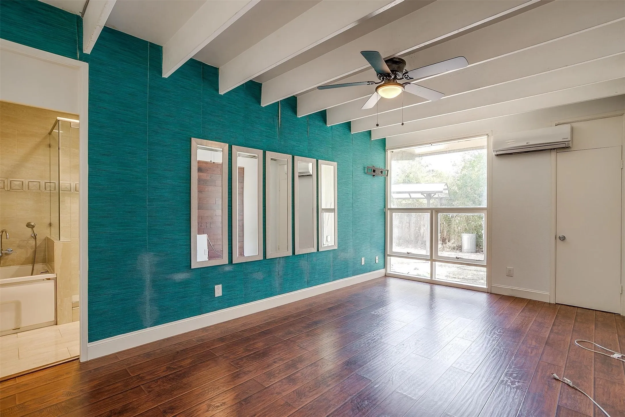 Single Family Residence For Rent in Tarrant County , 1625 S Davis, Arlington, Texas 76013, 3 Bedroom, 2 Bathroom, Garage spaces, 1,829 Sqft, built in 1958, mls#21398166, Real Estate Agent in Arlington, Homes For Rent in Tarrant county, Homes For Rent in Arlington, Realtor in Arlington Texas, Real Estate Brokerage Independent Realty Texas, Luminita Cordes Realtor