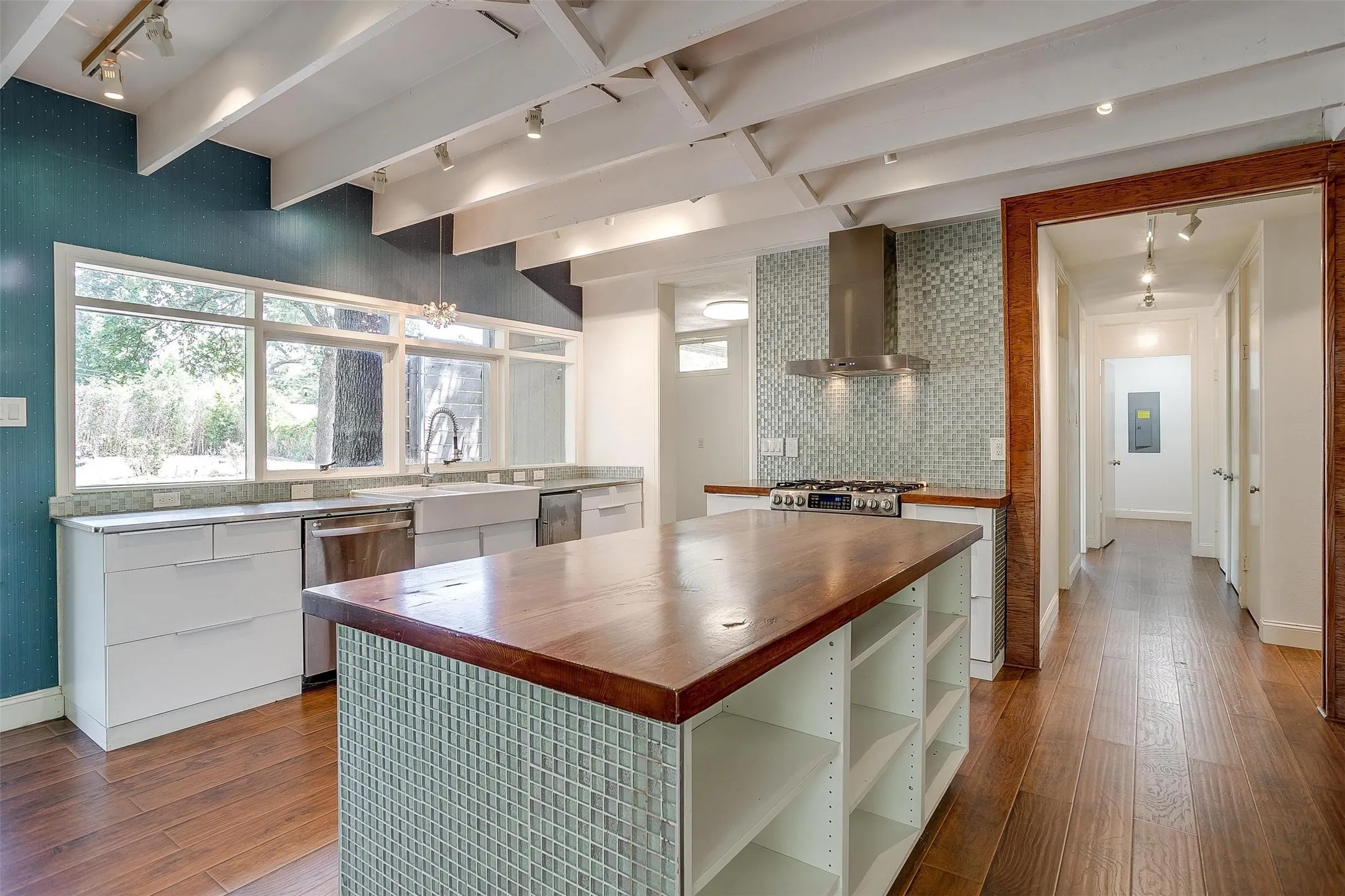 Single Family Residence For Rent in Tarrant County , 1625 S Davis, Arlington, Texas 76013, 3 Bedroom, 2 Bathroom, Garage spaces, 1,829 Sqft, built in 1958, mls#21398166, Real Estate Agent in Arlington, Homes For Rent in Tarrant county, Homes For Rent in Arlington, Realtor in Arlington Texas, Real Estate Brokerage Independent Realty Texas, Luminita Cordes Realtor