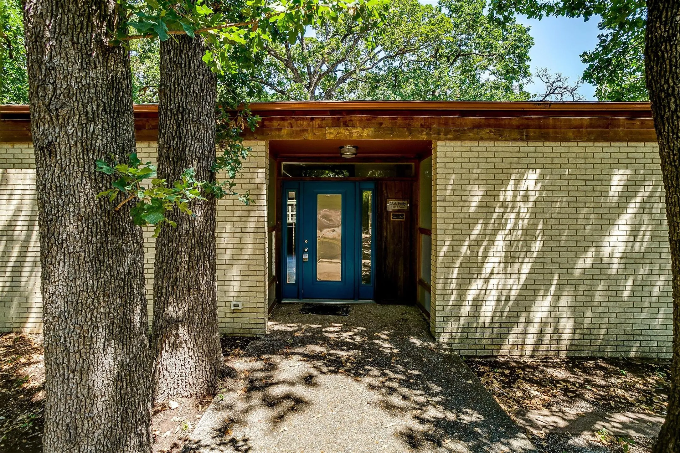 Single Family Residence For Rent in Tarrant County , 1625 S Davis, Arlington, Texas 76013, 3 Bedroom, 2 Bathroom, Garage spaces, 1,829 Sqft, built in 1958, mls#21398166, Real Estate Agent in Arlington, Homes For Rent in Tarrant county, Homes For Rent in Arlington, Realtor in Arlington Texas, Real Estate Brokerage Independent Realty Texas, Luminita Cordes Realtor