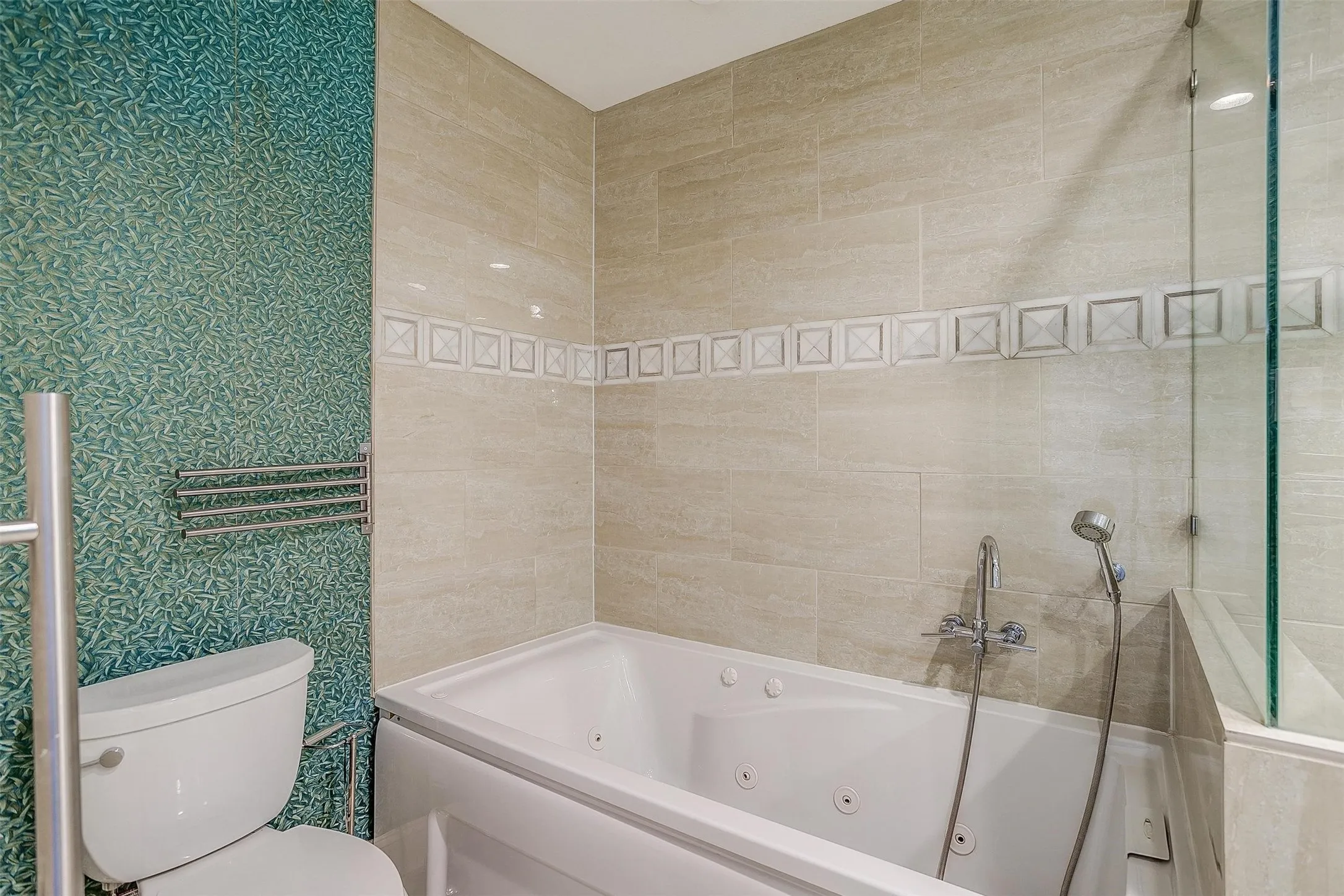 Single Family Residence For Rent in Tarrant County , 1625 S Davis, Arlington, Texas 76013, 3 Bedroom, 2 Bathroom, Garage spaces, 1,829 Sqft, built in 1958, mls#21398166, Real Estate Agent in Arlington, Homes For Rent in Tarrant county, Homes For Rent in Arlington, Realtor in Arlington Texas, Real Estate Brokerage Independent Realty Texas, Luminita Cordes Realtor