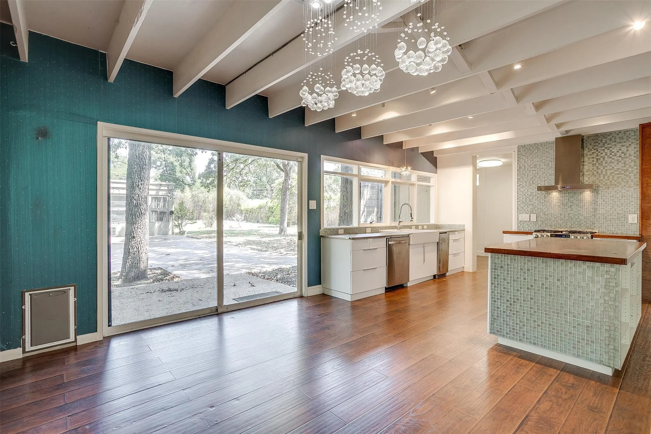 Single Family Residence For Rent in Tarrant County , 1625 S Davis, Arlington, Texas 76013, 3 Bedroom, 2 Bathroom, Garage spaces, 1,829 Sqft, built in 1958, mls#21398166, Real Estate Agent in Arlington, Homes For Rent in Tarrant county, Homes For Rent in Arlington, Realtor in Arlington Texas, Real Estate Brokerage Independent Realty Texas, Luminita Cordes Realtor