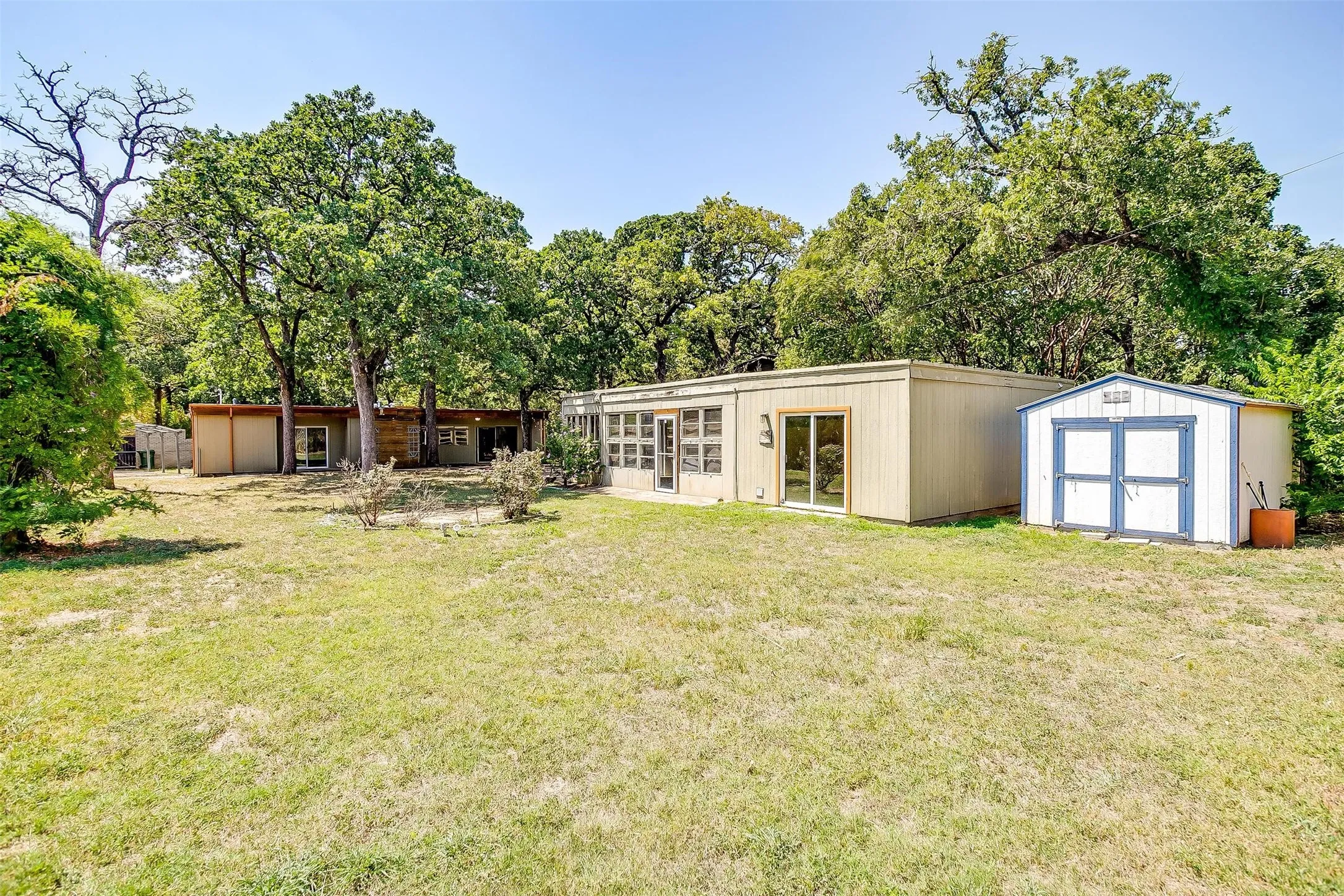 Single Family Residence For Rent in Tarrant County , 1625 S Davis, Arlington, Texas 76013, 3 Bedroom, 2 Bathroom, Garage spaces, 1,829 Sqft, built in 1958, mls#21398166, Real Estate Agent in Arlington, Homes For Rent in Tarrant county, Homes For Rent in Arlington, Realtor in Arlington Texas, Real Estate Brokerage Independent Realty Texas, Luminita Cordes Realtor