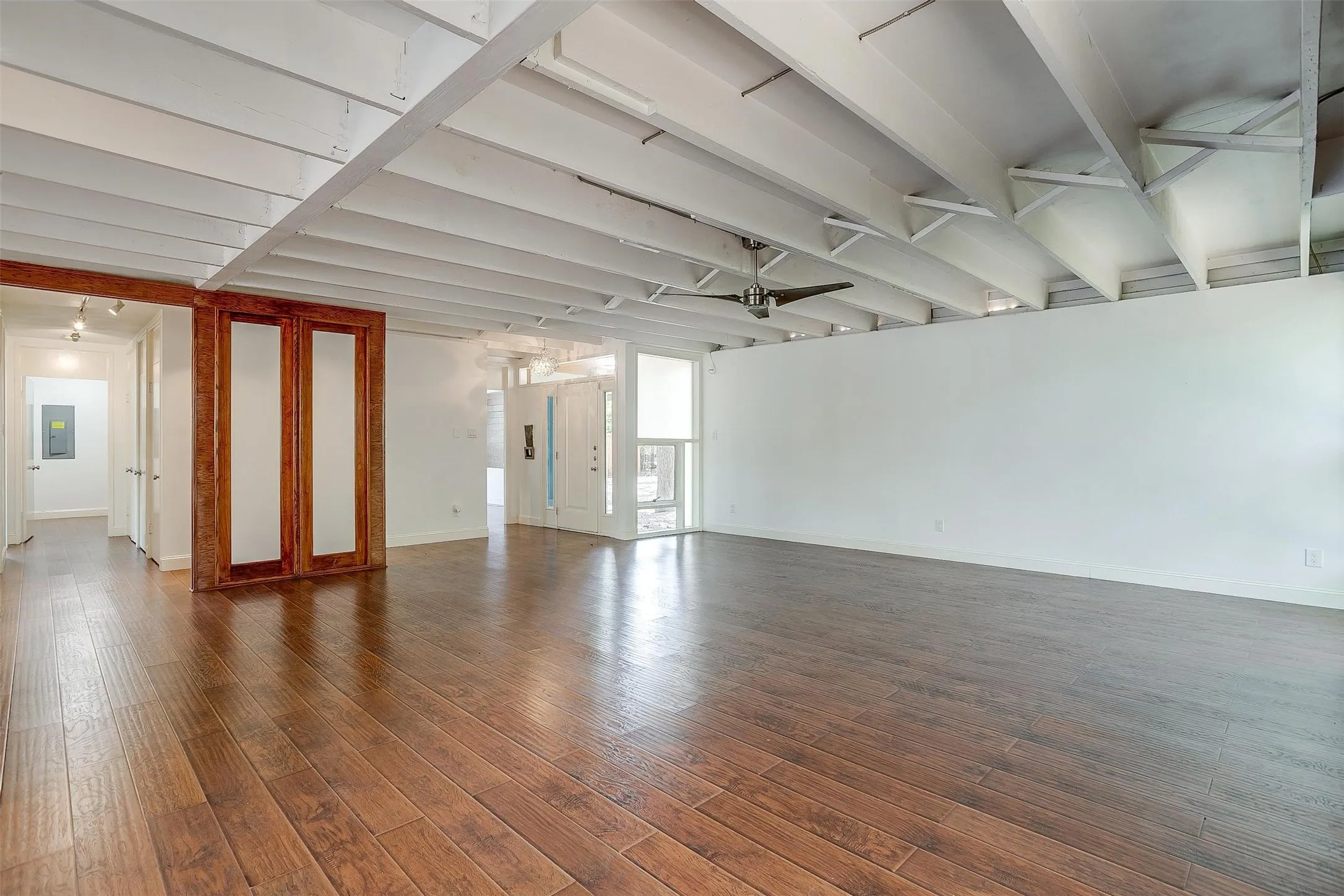 Single Family Residence For Rent in Tarrant County , 1625 S Davis, Arlington, Texas 76013, 3 Bedroom, 2 Bathroom, Garage spaces, 1,829 Sqft, built in 1958, mls#21398166, Real Estate Agent in Arlington, Homes For Rent in Tarrant county, Homes For Rent in Arlington, Realtor in Arlington Texas, Real Estate Brokerage Independent Realty Texas, Luminita Cordes Realtor