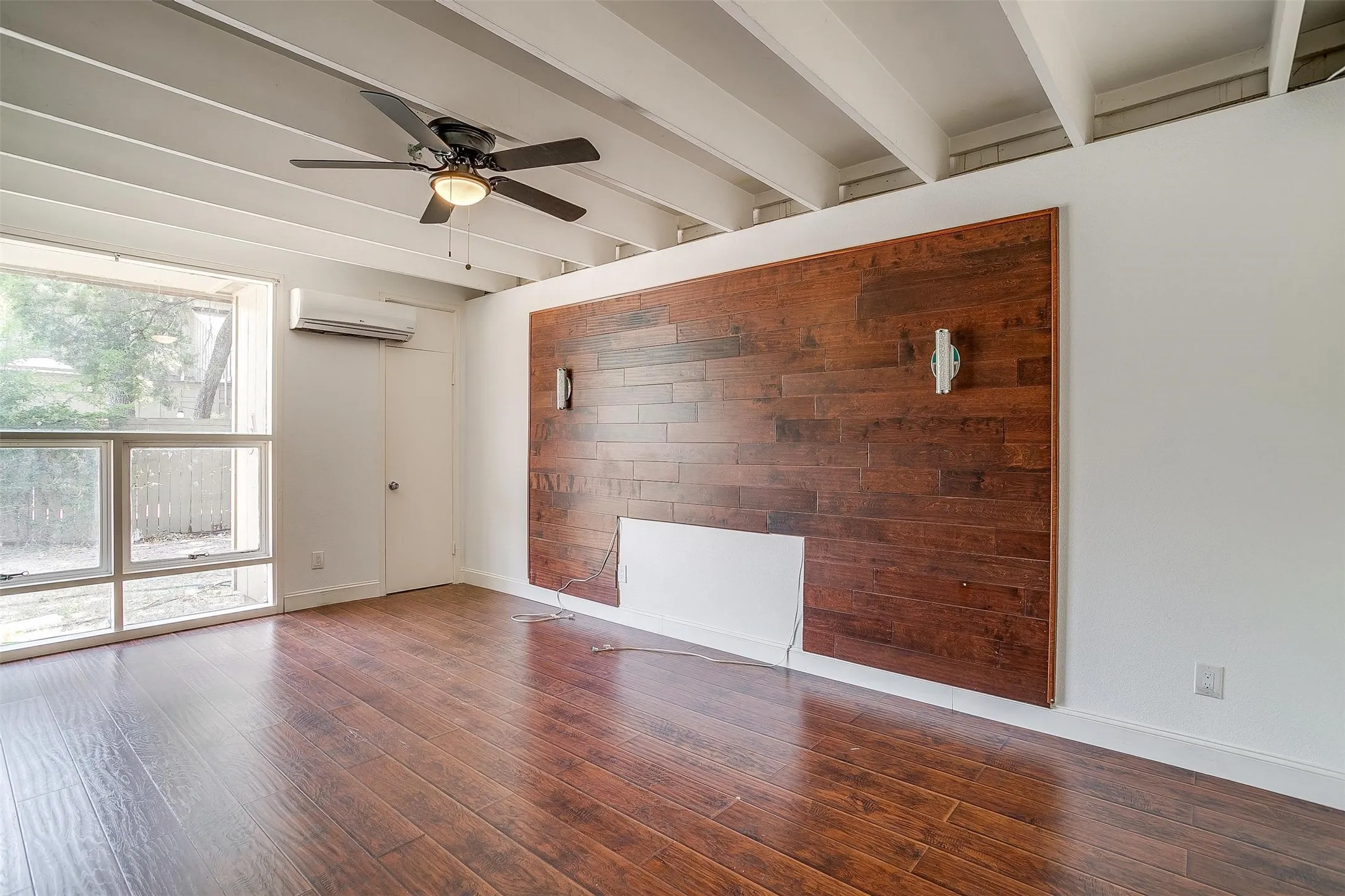 Single Family Residence For Rent in Tarrant County , 1625 S Davis, Arlington, Texas 76013, 3 Bedroom, 2 Bathroom, Garage spaces, 1,829 Sqft, built in 1958, mls#21398166, Real Estate Agent in Arlington, Homes For Rent in Tarrant county, Homes For Rent in Arlington, Realtor in Arlington Texas, Real Estate Brokerage Independent Realty Texas, Luminita Cordes Realtor
