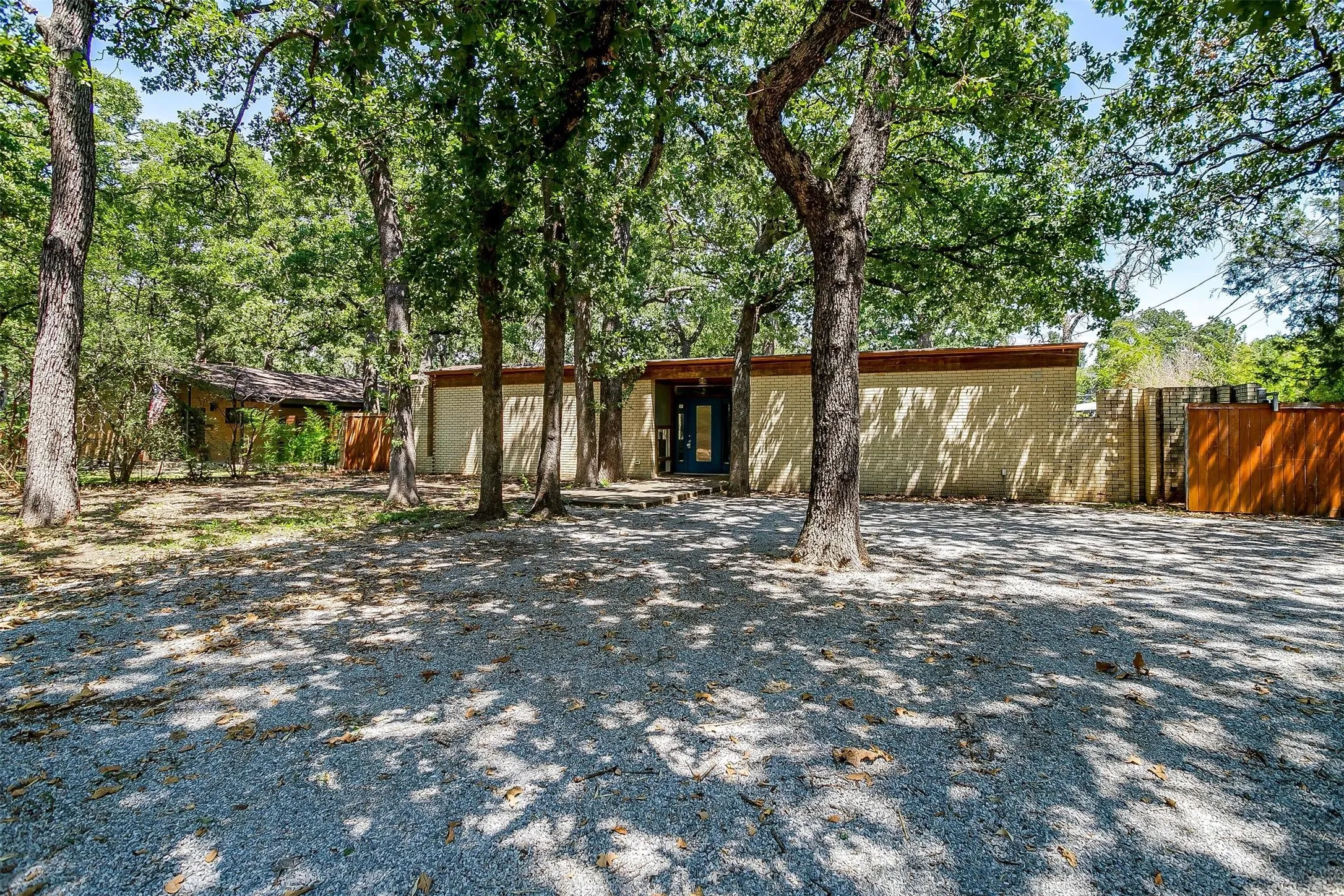 Single Family Residence For Rent in Tarrant County , 1625 S Davis, Arlington, Texas 76013, 3 Bedroom, 2 Bathroom, Garage spaces, 1,829 Sqft, built in 1958, mls#21398166, Real Estate Agent in Arlington, Homes For Rent in Tarrant county, Homes For Rent in Arlington, Realtor in Arlington Texas, Real Estate Brokerage Independent Realty Texas, Luminita Cordes Realtor