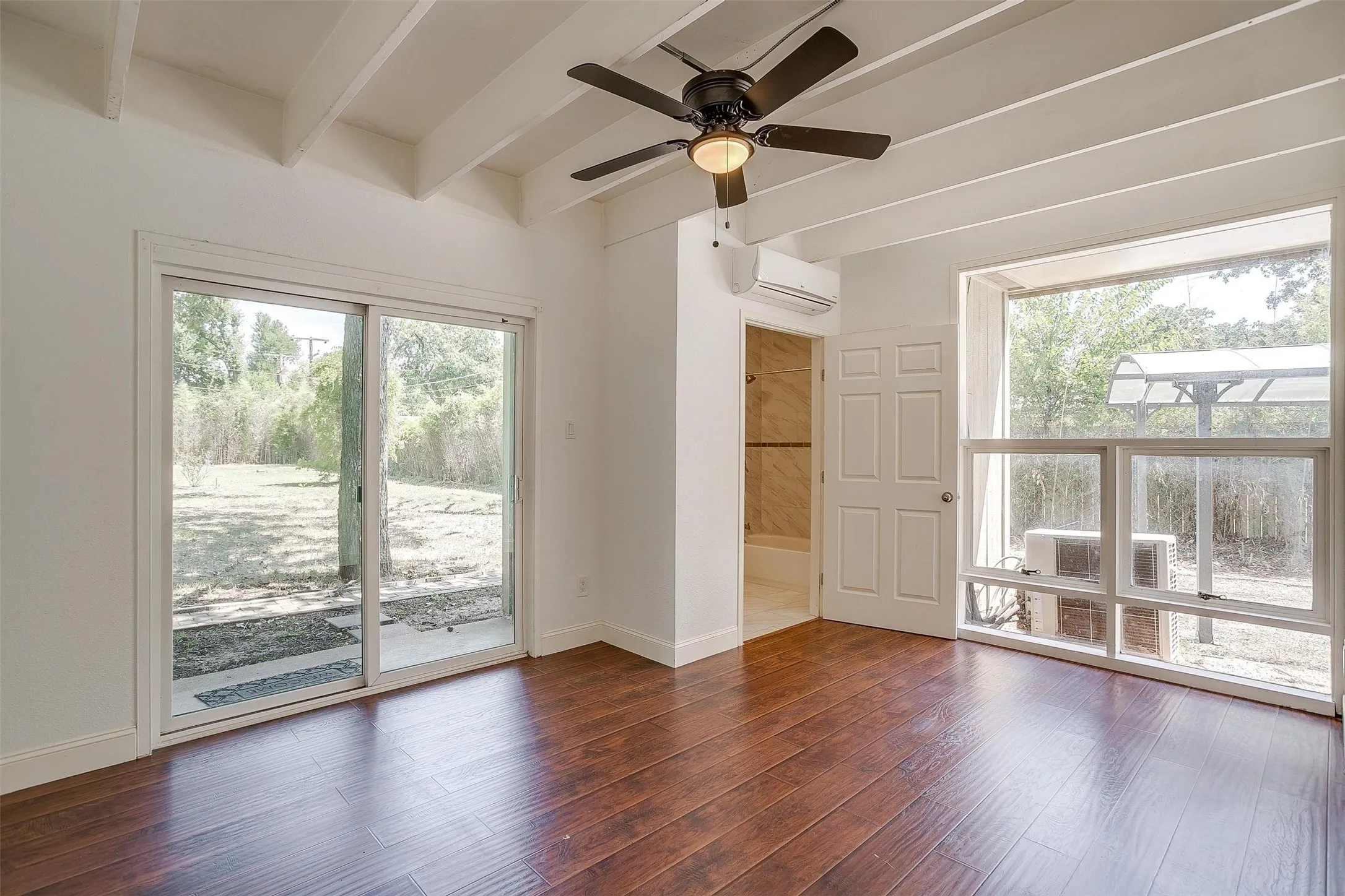 Single Family Residence For Rent in Tarrant County , 1625 S Davis, Arlington, Texas 76013, 3 Bedroom, 2 Bathroom, Garage spaces, 1,829 Sqft, built in 1958, mls#21398166, Real Estate Agent in Arlington, Homes For Rent in Tarrant county, Homes For Rent in Arlington, Realtor in Arlington Texas, Real Estate Brokerage Independent Realty Texas, Luminita Cordes Realtor