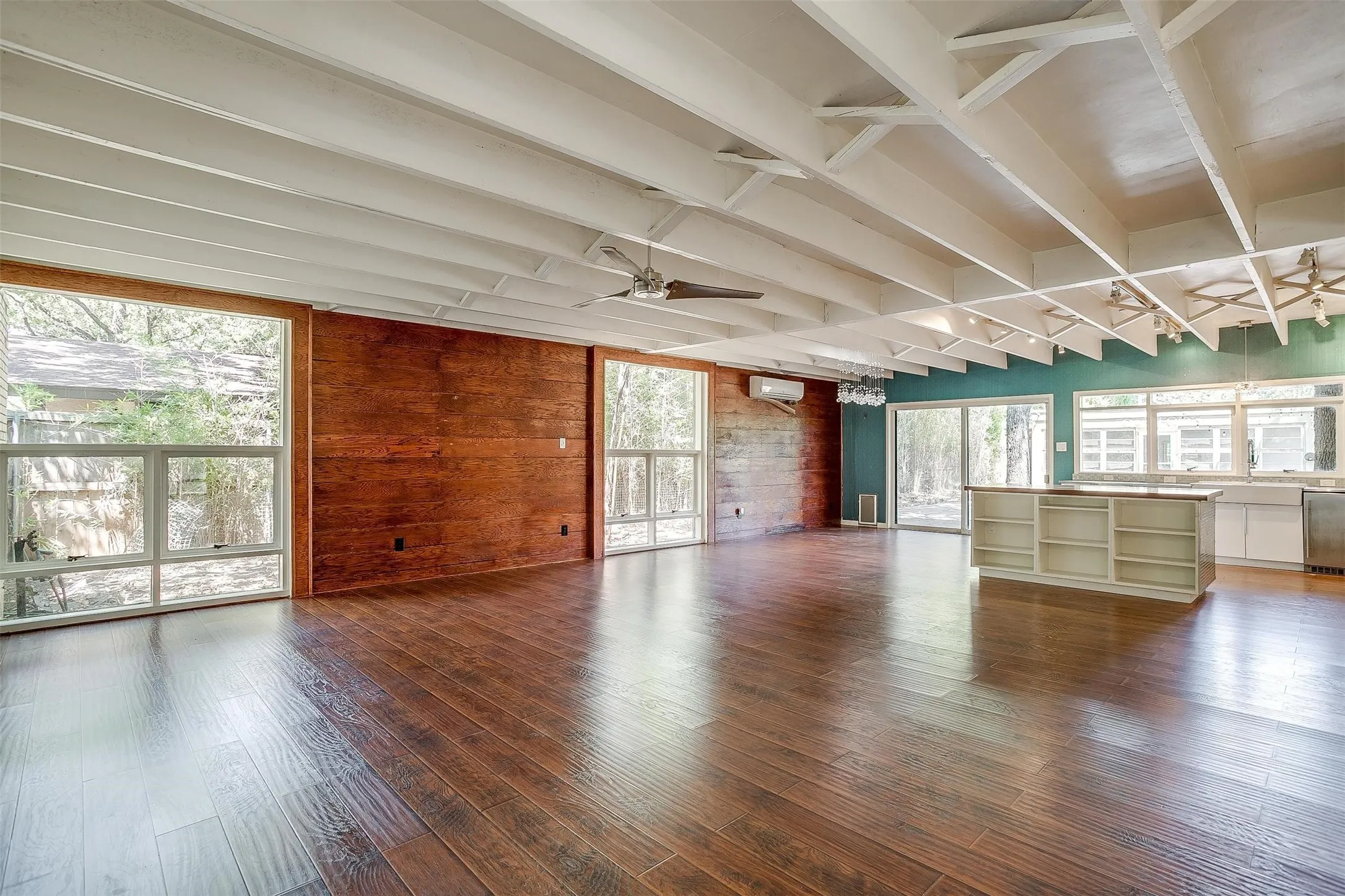 Single Family Residence For Rent in Tarrant County , 1625 S Davis, Arlington, Texas 76013, 3 Bedroom, 2 Bathroom, Garage spaces, 1,829 Sqft, built in 1958, mls#21398166, Real Estate Agent in Arlington, Homes For Rent in Tarrant county, Homes For Rent in Arlington, Realtor in Arlington Texas, Real Estate Brokerage Independent Realty Texas, Luminita Cordes Realtor