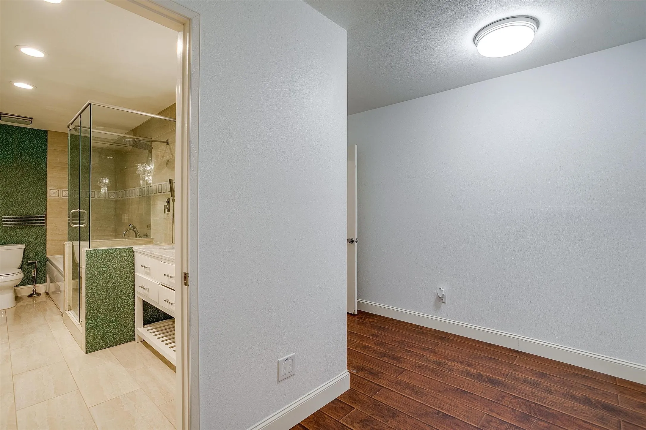 Single Family Residence For Rent in Tarrant County , 1625 S Davis, Arlington, Texas 76013, 3 Bedroom, 2 Bathroom, Garage spaces, 1,829 Sqft, built in 1958, mls#21398166, Real Estate Agent in Arlington, Homes For Rent in Tarrant county, Homes For Rent in Arlington, Realtor in Arlington Texas, Real Estate Brokerage Independent Realty Texas, Luminita Cordes Realtor