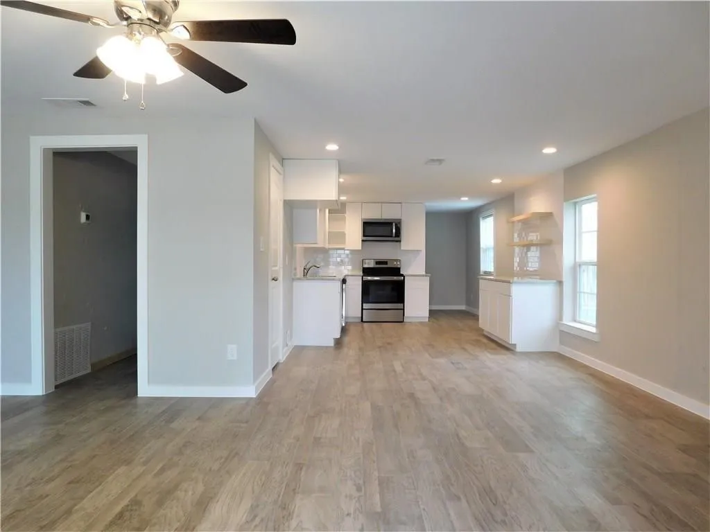 Single Family Residence For Rent in Collin County , 401 S Arizona Drive, Celina, Texas 75009, 3 Bedroom, 2 Bathroom, Garage spaces, 1,384 Sqft, built in 1940, mls#21398207, Real Estate Agent in Celina, Homes For Rent in Collin county, Homes For Rent in Celina, Realtor in Celina Texas, Real Estate Brokerage Independent Realty Texas, Luminita Cordes Realtor