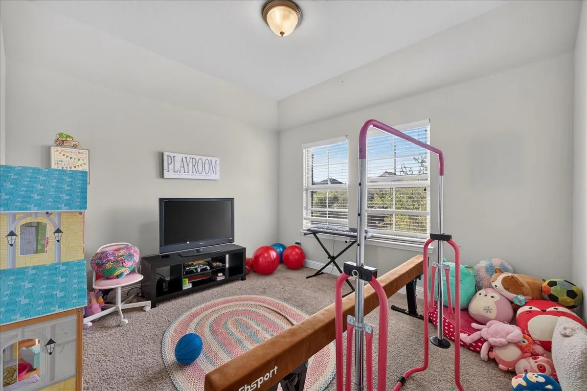 Recessed ceiling fixture, multiple windows with blinds, carpeted flooring, and light wall paint