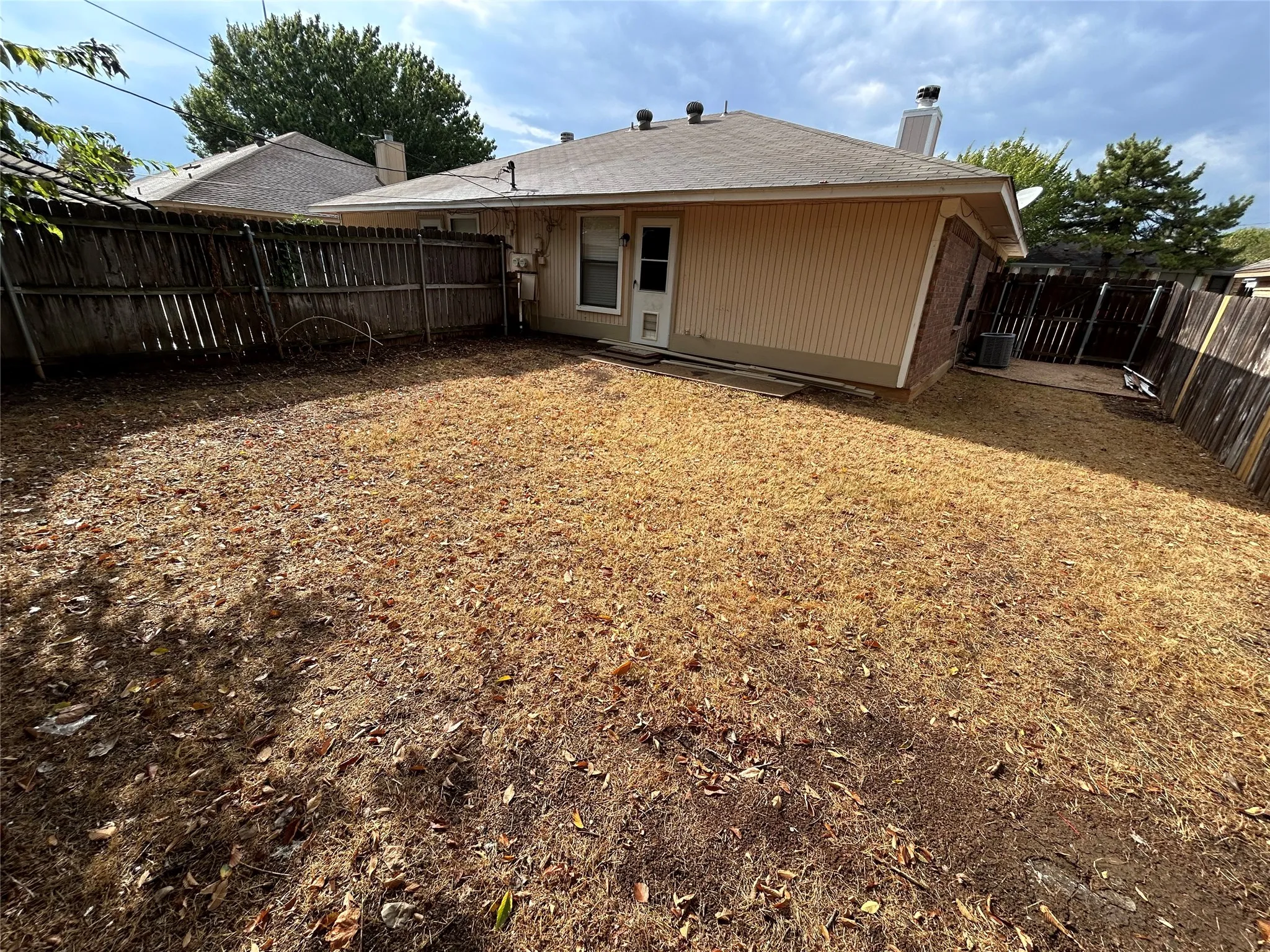Duplex For Rent in Tarrant County , 5425 Stagetrail Drive, Arlington, Texas 76017, 2 Bedroom, 1 Bathroom, Garage spaces, 972 Sqft, built in 1984, mls#21398215, Real Estate Agent in Arlington, Homes For Rent in Tarrant county, Homes For Rent in Arlington, Realtor in Arlington Texas, Real Estate Brokerage Independent Realty Texas, Luminita Cordes Realtor