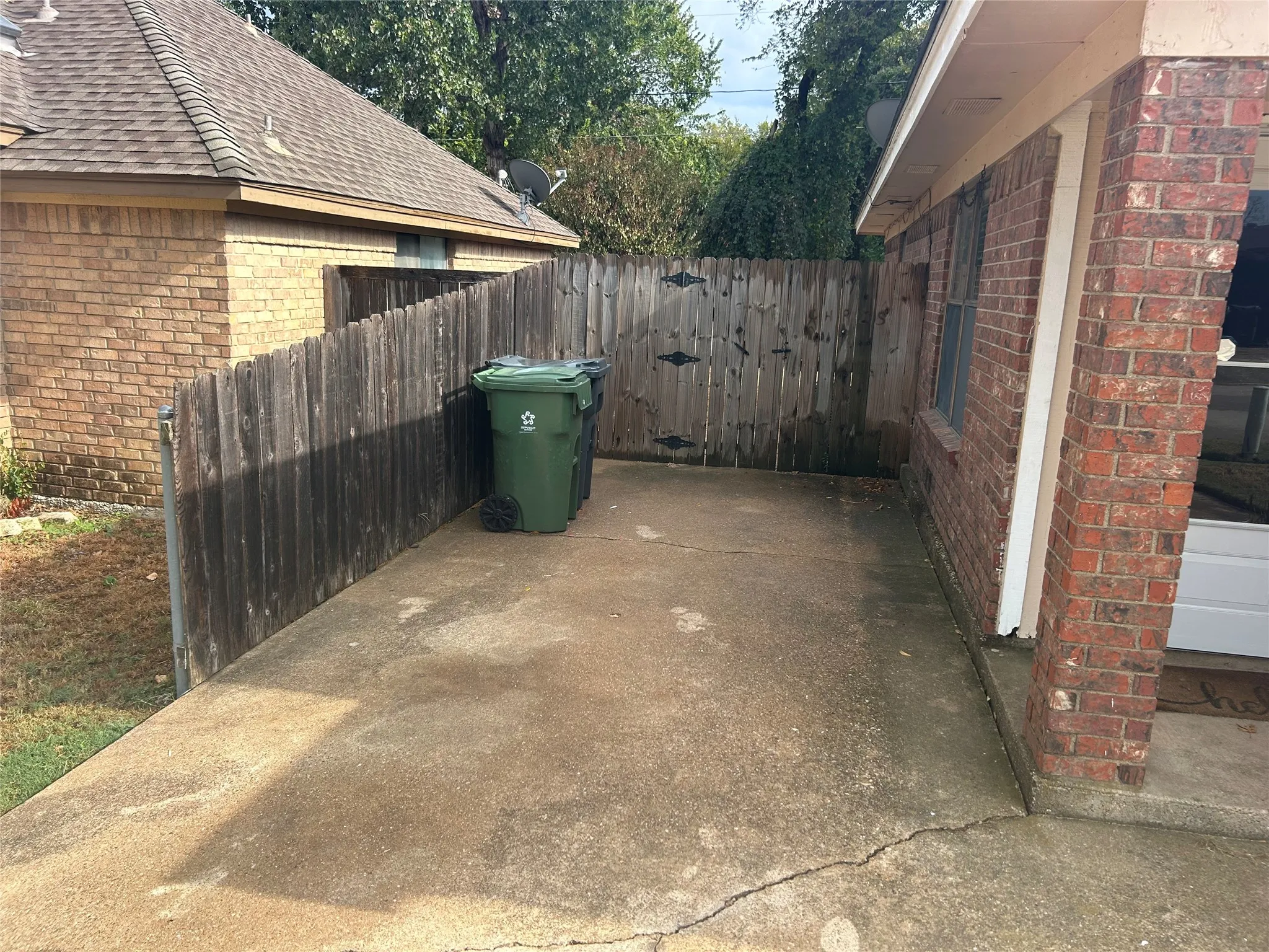 Duplex For Rent in Tarrant County , 5425 Stagetrail Drive, Arlington, Texas 76017, 2 Bedroom, 1 Bathroom, Garage spaces, 972 Sqft, built in 1984, mls#21398215, Real Estate Agent in Arlington, Homes For Rent in Tarrant county, Homes For Rent in Arlington, Realtor in Arlington Texas, Real Estate Brokerage Independent Realty Texas, Luminita Cordes Realtor