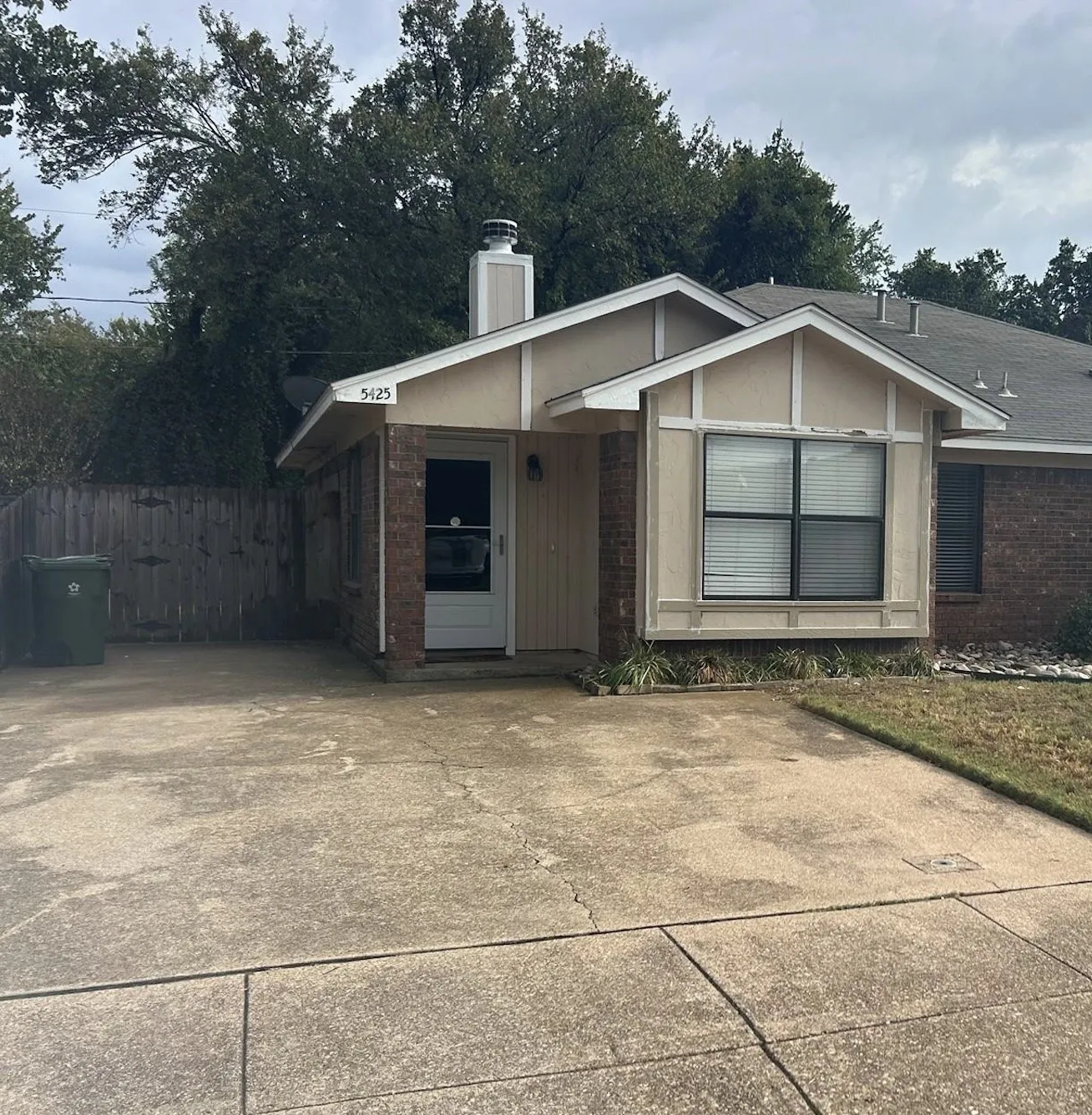 Duplex For Rent in Tarrant County , 5425 Stagetrail Drive, Arlington, Texas 76017, 2 Bedroom, 1 Bathroom, Garage spaces, 972 Sqft, built in 1984, mls#21398215, Real Estate Agent in Arlington, Homes For Rent in Tarrant county, Homes For Rent in Arlington, Realtor in Arlington Texas, Real Estate Brokerage Independent Realty Texas, Luminita Cordes Realtor