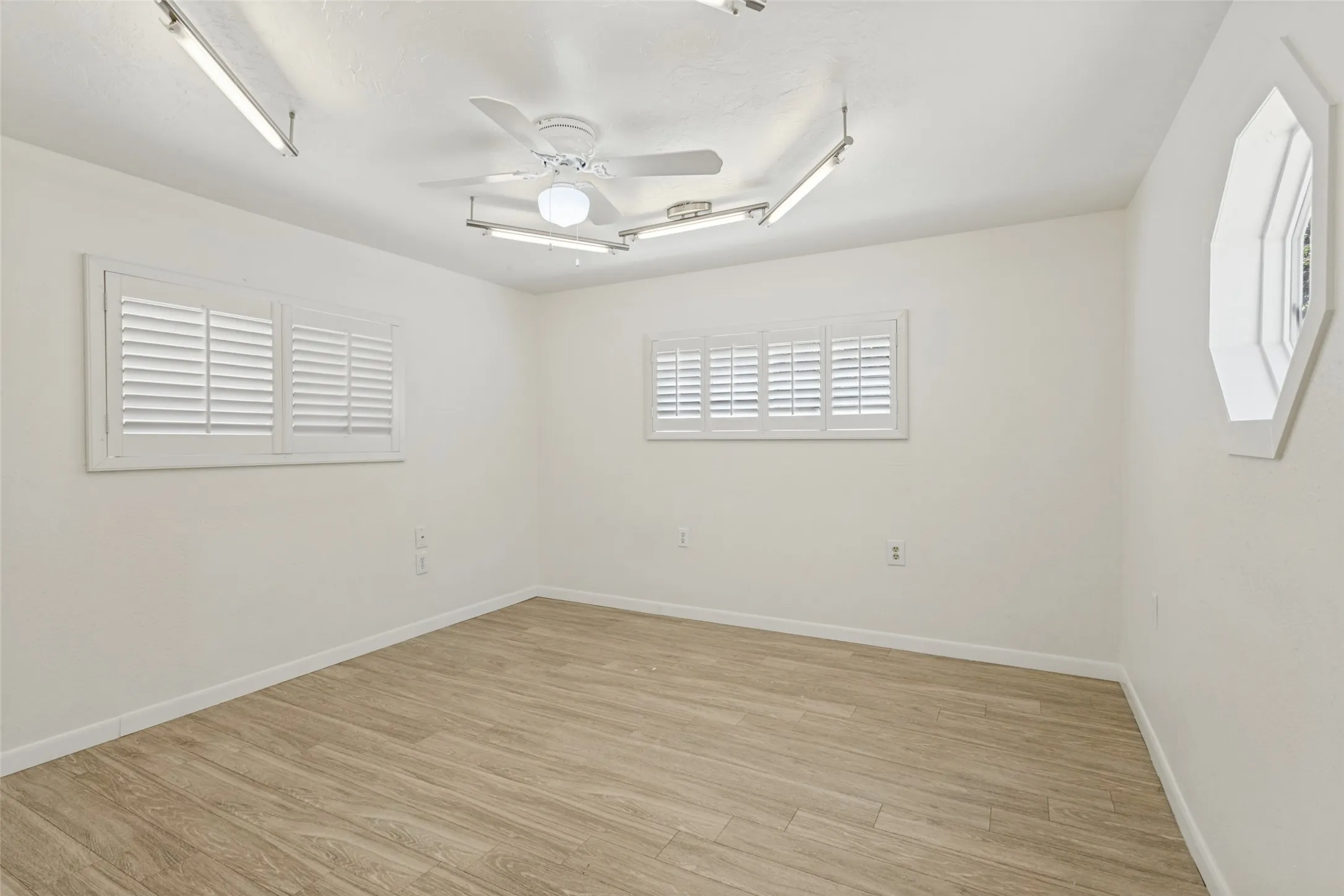 Single Family Residence For Sale in Denton County , 1818 Tyler Street, Denton, Texas 76209, 3 Bedroom, 2 Bathroom, Garage spaces, 1,746 Sqft, built in 1940, mls#21394924, Real Estate Agent in Denton, Homes For Sale in Denton county, Homes For Sale in Denton, Realtor in Denton Texas, Real Estate Brokerage Independent Realty Texas, Luminita Cordes Realtor