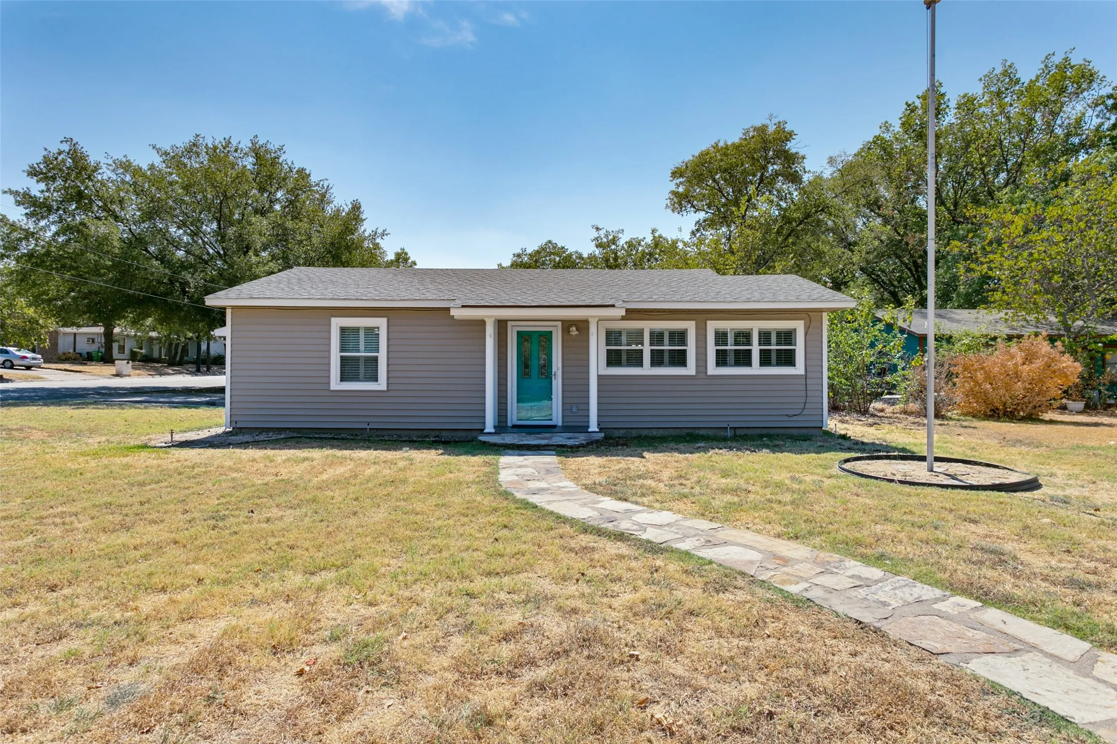Single Family Residence For Sale in Denton County , 1818 Tyler Street, Denton, Texas 76209, 3 Bedroom, 2 Bathroom, Garage spaces, 1,746 Sqft, built in 1940, mls#21394924, Real Estate Agent in Denton, Homes For Sale in Denton county, Homes For Sale in Denton, Realtor in Denton Texas, Real Estate Brokerage Independent Realty Texas, Luminita Cordes Realtor