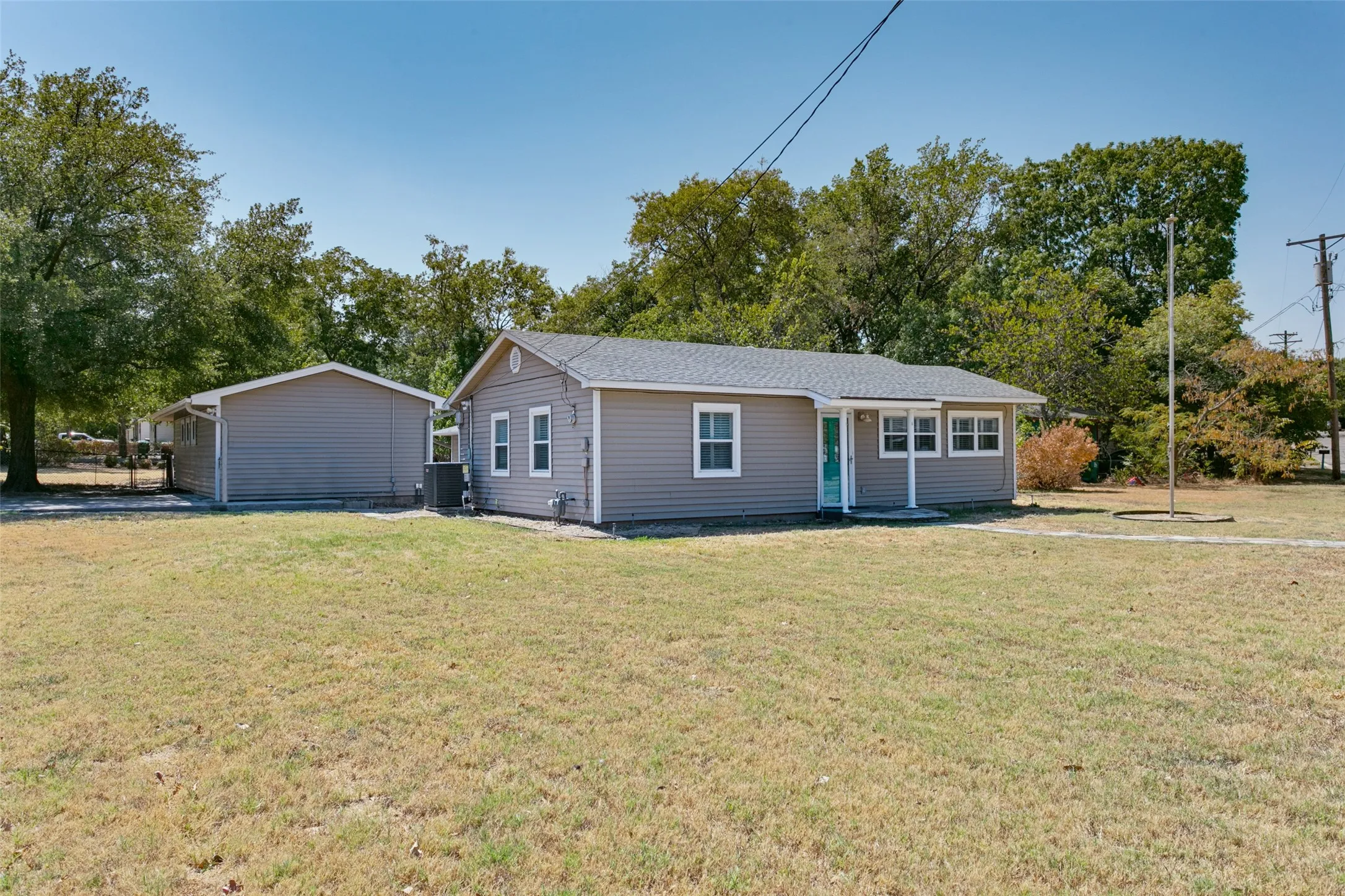 Single Family Residence For Sale in Denton County , 1818 Tyler Street, Denton, Texas 76209, 3 Bedroom, 2 Bathroom, Garage spaces, 1,746 Sqft, built in 1940, mls#21394924, Real Estate Agent in Denton, Homes For Sale in Denton county, Homes For Sale in Denton, Realtor in Denton Texas, Real Estate Brokerage Independent Realty Texas, Luminita Cordes Realtor