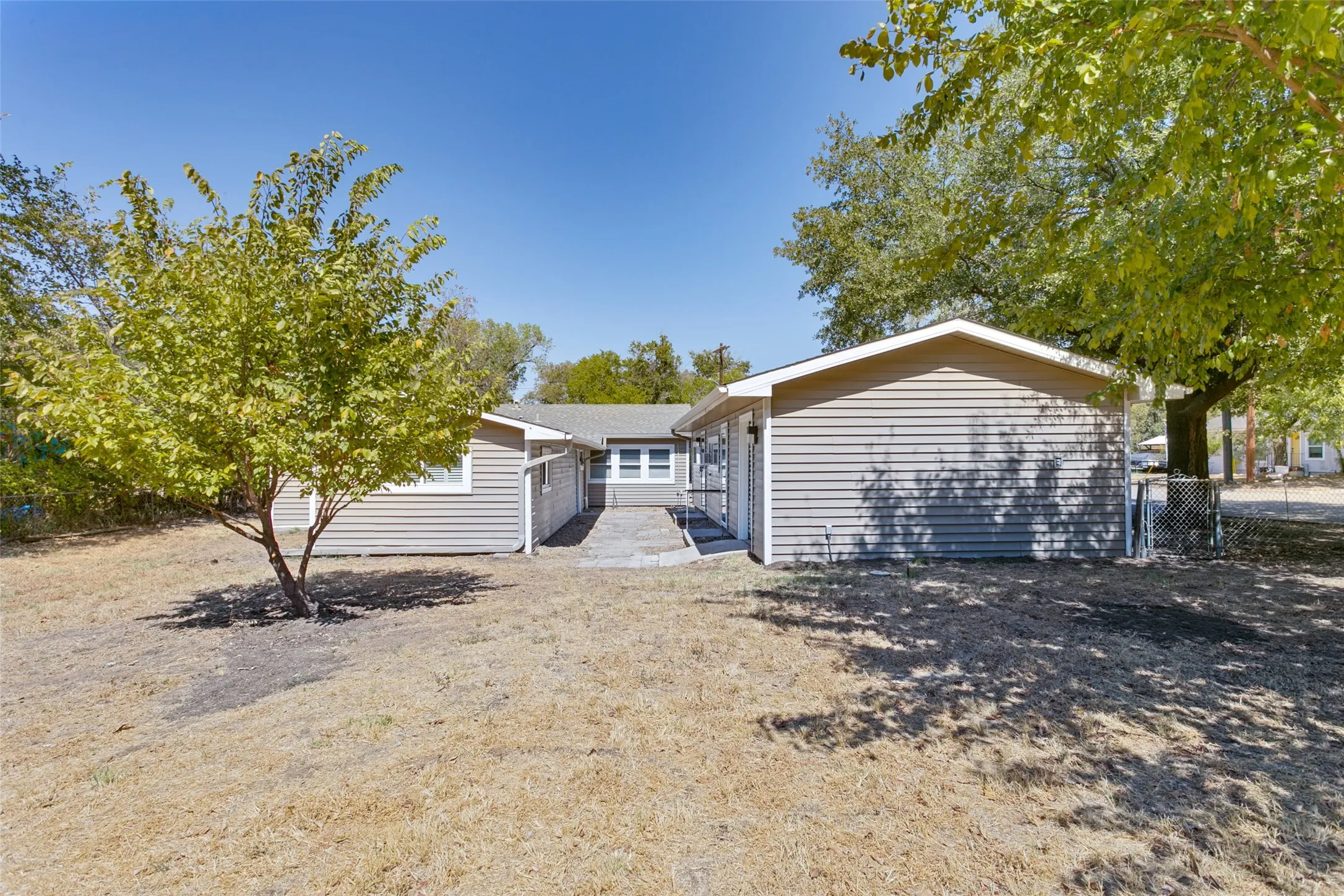 Single Family Residence For Sale in Denton County , 1818 Tyler Street, Denton, Texas 76209, 3 Bedroom, 2 Bathroom, Garage spaces, 1,746 Sqft, built in 1940, mls#21394924, Real Estate Agent in Denton, Homes For Sale in Denton county, Homes For Sale in Denton, Realtor in Denton Texas, Real Estate Brokerage Independent Realty Texas, Luminita Cordes Realtor