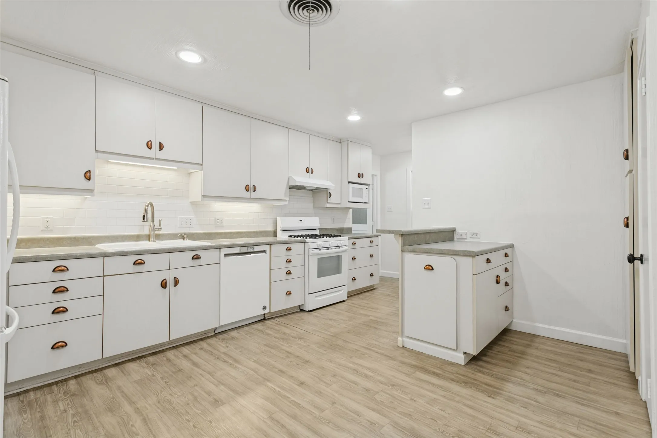 Single Family Residence For Sale in Denton County , 1818 Tyler Street, Denton, Texas 76209, 3 Bedroom, 2 Bathroom, Garage spaces, 1,746 Sqft, built in 1940, mls#21394924, Real Estate Agent in Denton, Homes For Sale in Denton county, Homes For Sale in Denton, Realtor in Denton Texas, Real Estate Brokerage Independent Realty Texas, Luminita Cordes Realtor