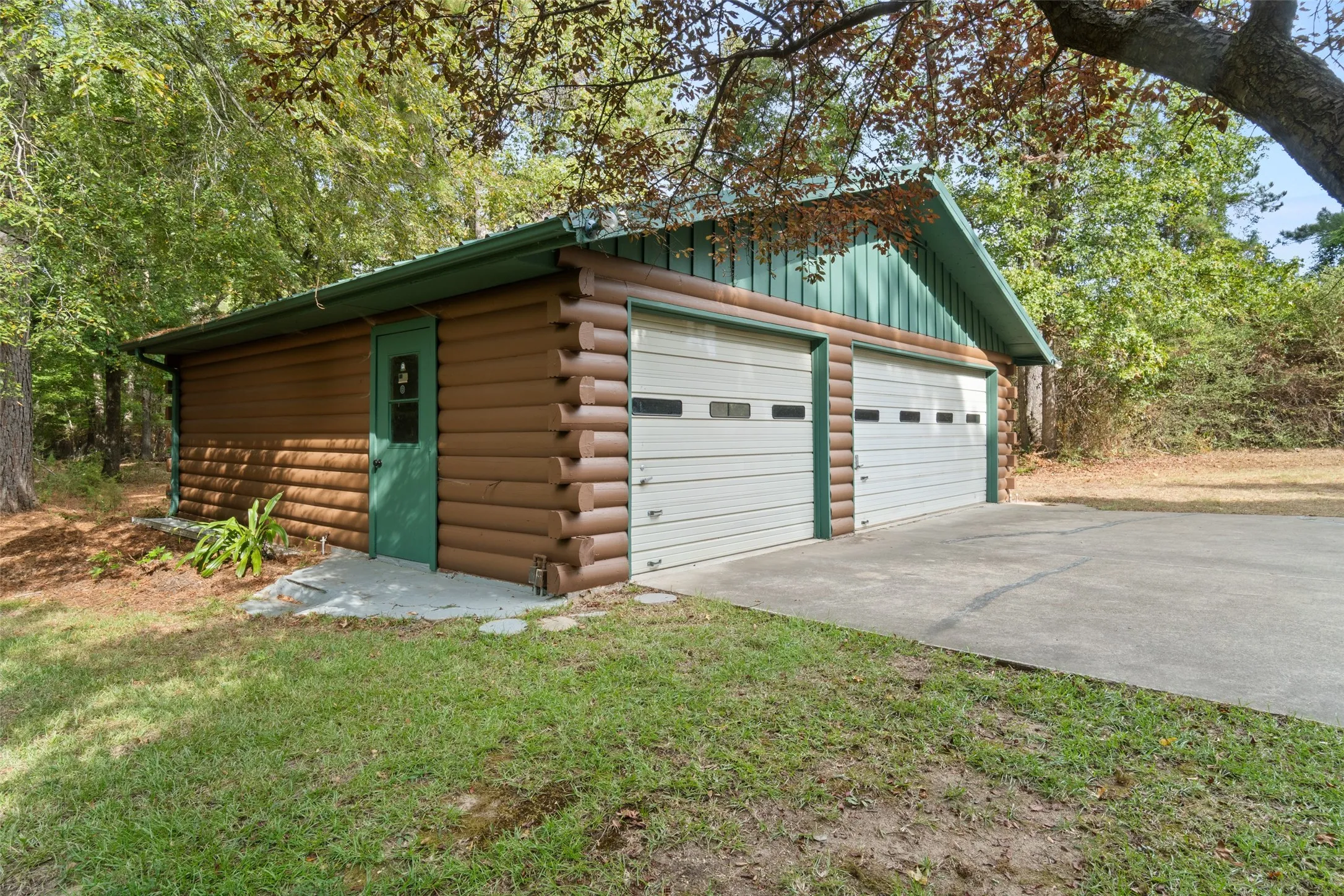 Single Family Residence For Sale in Cass County , 1875 County Road 1577, Hughes Springs, Texas 75656, 2 Bedroom, 2 Bathroom, 3 Garage spaces, 2,170 Sqft, built in 1980, mls#21398134, Real Estate Agent in Hughes Springs, Homes For Sale in Cass county, Homes For Sale in Hughes Springs, Realtor in Hughes Springs Texas, Real Estate Brokerage Independent Realty Texas, Luminita Cordes Realtor