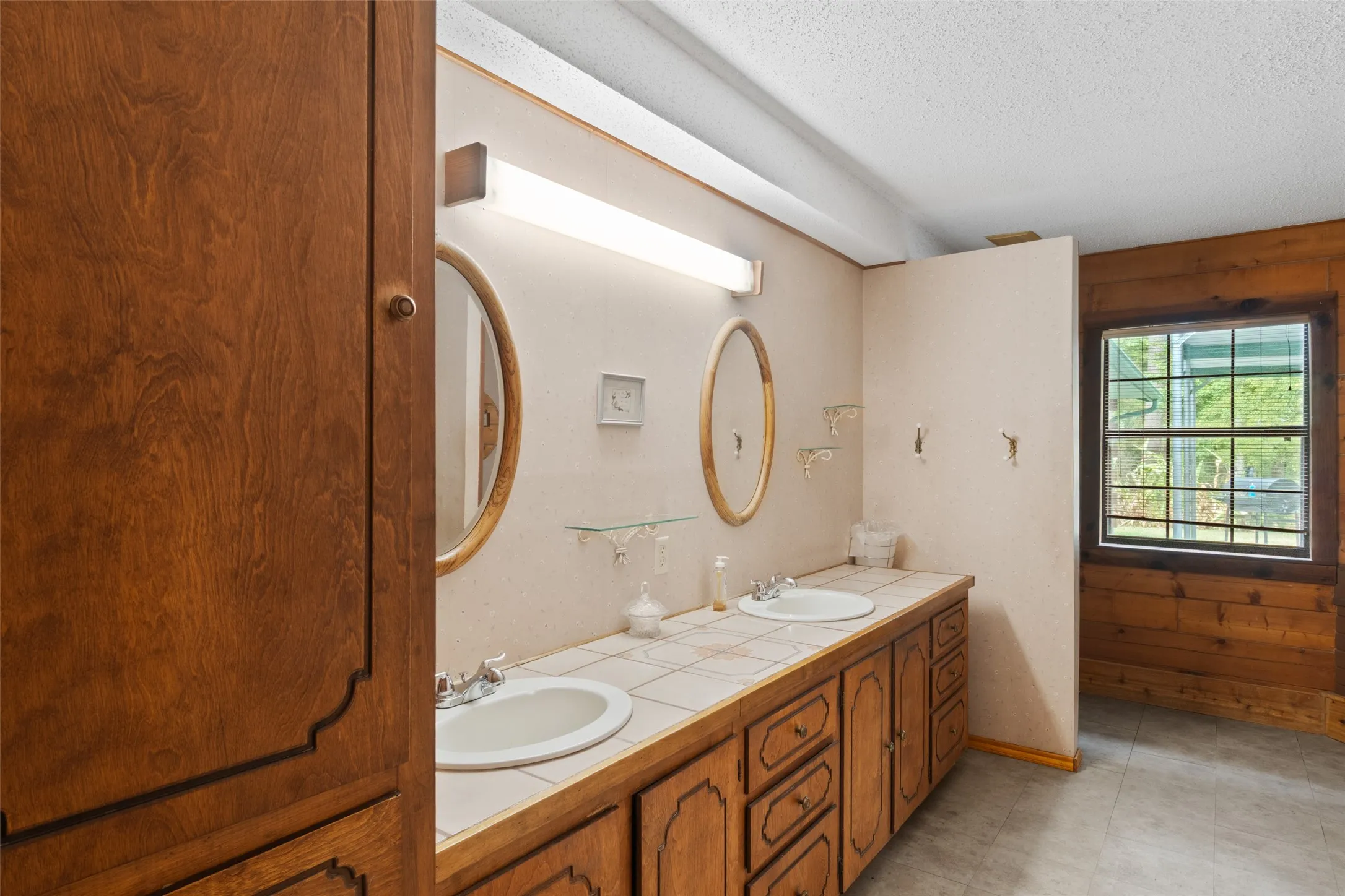 Single Family Residence For Sale in Cass County , 1875 County Road 1577, Hughes Springs, Texas 75656, 2 Bedroom, 2 Bathroom, 3 Garage spaces, 2,170 Sqft, built in 1980, mls#21398134, Real Estate Agent in Hughes Springs, Homes For Sale in Cass county, Homes For Sale in Hughes Springs, Realtor in Hughes Springs Texas, Real Estate Brokerage Independent Realty Texas, Luminita Cordes Realtor