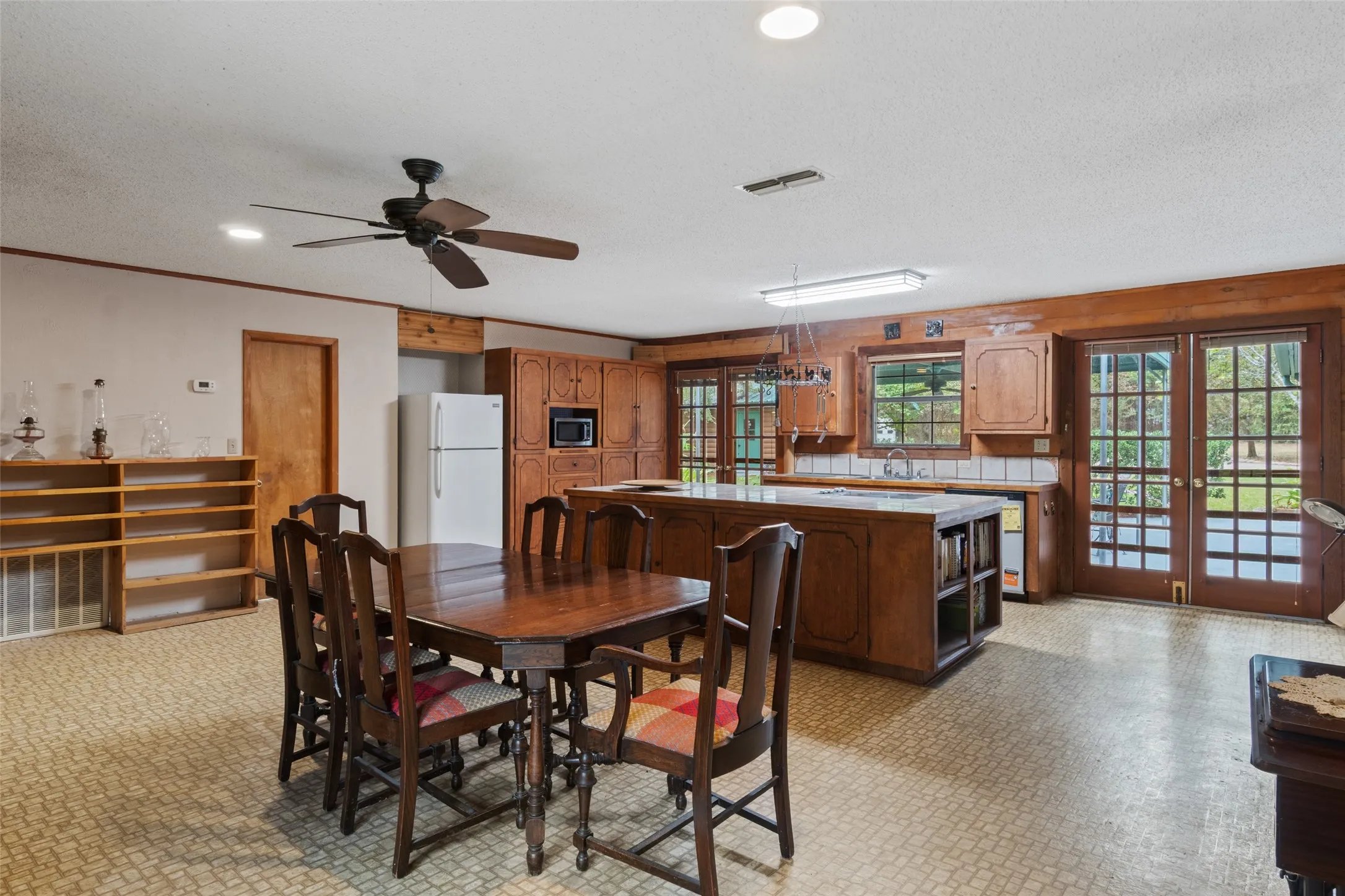 Single Family Residence For Sale in Cass County , 1875 County Road 1577, Hughes Springs, Texas 75656, 2 Bedroom, 2 Bathroom, 3 Garage spaces, 2,170 Sqft, built in 1980, mls#21398134, Real Estate Agent in Hughes Springs, Homes For Sale in Cass county, Homes For Sale in Hughes Springs, Realtor in Hughes Springs Texas, Real Estate Brokerage Independent Realty Texas, Luminita Cordes Realtor