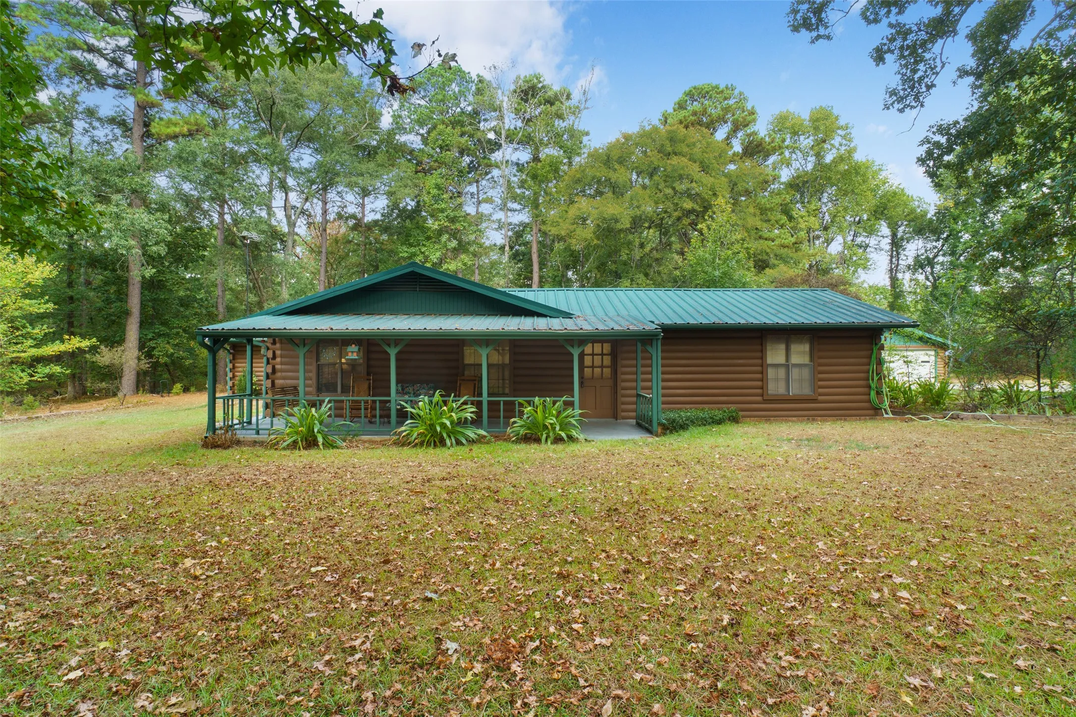 Single Family Residence For Sale in Cass County , 1875 County Road 1577, Hughes Springs, Texas 75656, 2 Bedroom, 2 Bathroom, 3 Garage spaces, 2,170 Sqft, built in 1980, mls#21398134, Real Estate Agent in Hughes Springs, Homes For Sale in Cass county, Homes For Sale in Hughes Springs, Realtor in Hughes Springs Texas, Real Estate Brokerage Independent Realty Texas, Luminita Cordes Realtor