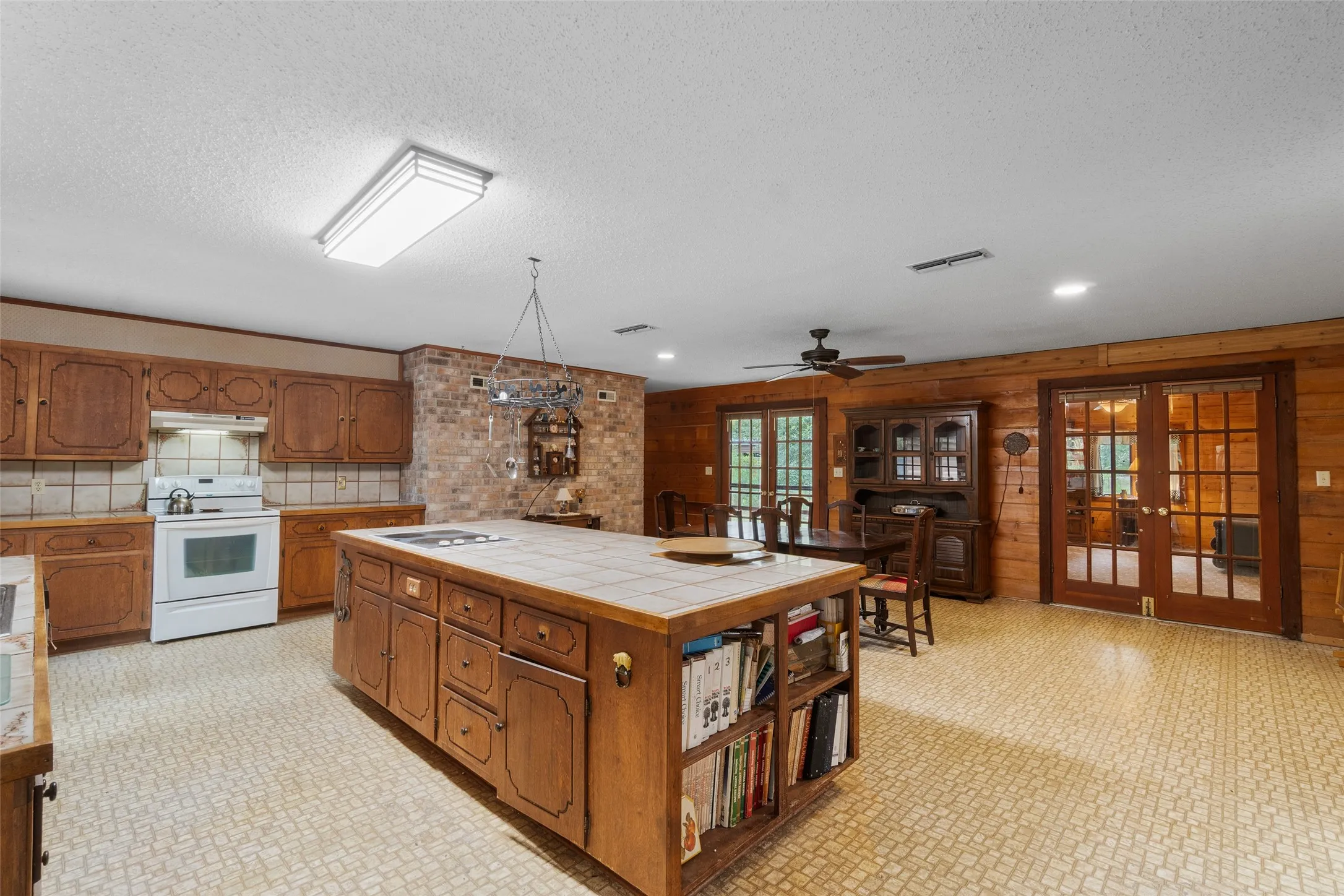 Single Family Residence For Sale in Cass County , 1875 County Road 1577, Hughes Springs, Texas 75656, 2 Bedroom, 2 Bathroom, 3 Garage spaces, 2,170 Sqft, built in 1980, mls#21398134, Real Estate Agent in Hughes Springs, Homes For Sale in Cass county, Homes For Sale in Hughes Springs, Realtor in Hughes Springs Texas, Real Estate Brokerage Independent Realty Texas, Luminita Cordes Realtor