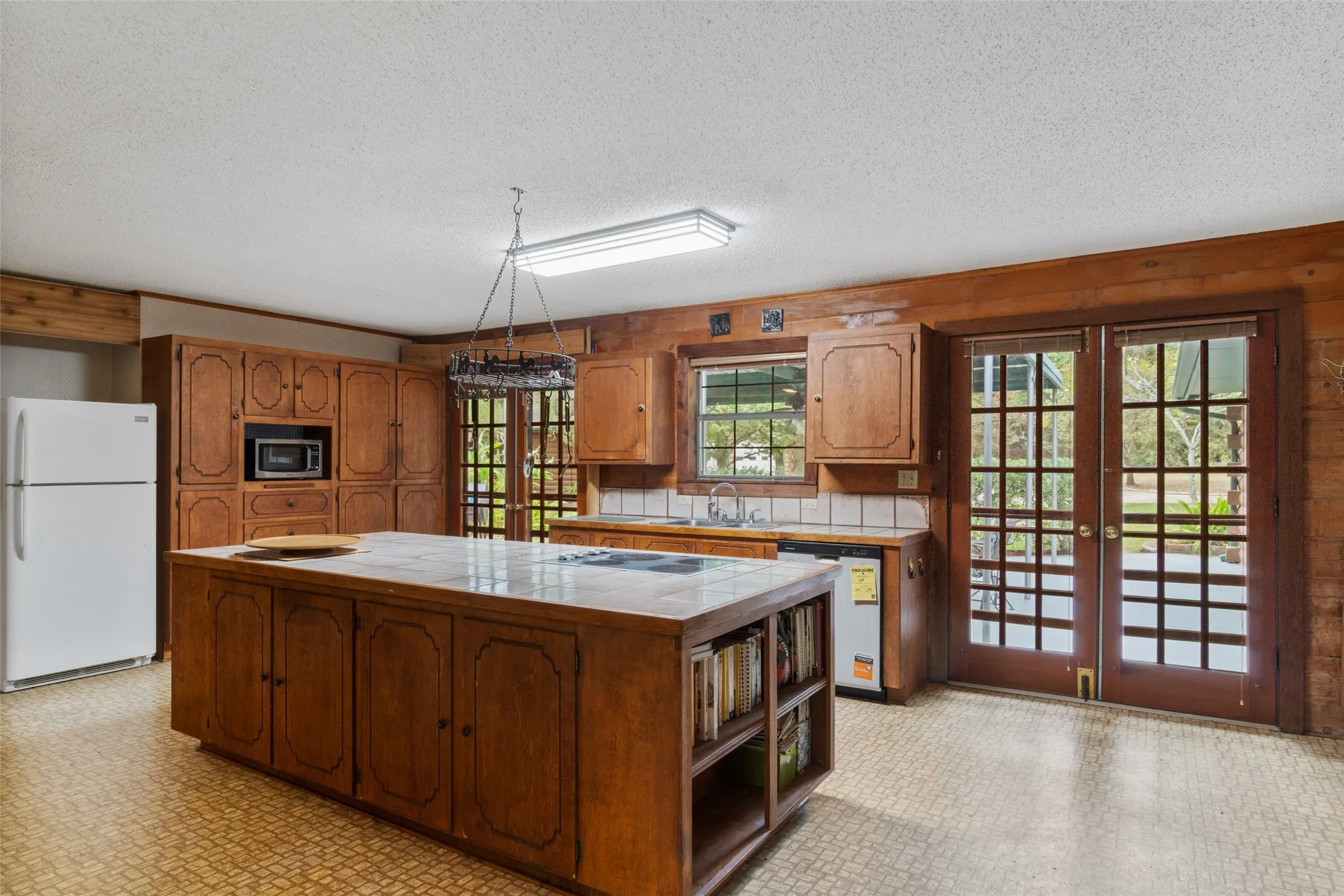 Single Family Residence For Sale in Cass County , 1875 County Road 1577, Hughes Springs, Texas 75656, 2 Bedroom, 2 Bathroom, 3 Garage spaces, 2,170 Sqft, built in 1980, mls#21398134, Real Estate Agent in Hughes Springs, Homes For Sale in Cass county, Homes For Sale in Hughes Springs, Realtor in Hughes Springs Texas, Real Estate Brokerage Independent Realty Texas, Luminita Cordes Realtor