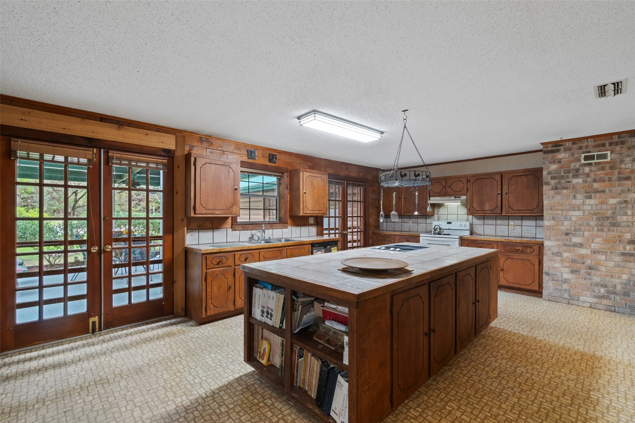 Single Family Residence For Sale in Cass County , 1875 County Road 1577, Hughes Springs, Texas 75656, 2 Bedroom, 2 Bathroom, 3 Garage spaces, 2,170 Sqft, built in 1980, mls#21398134, Real Estate Agent in Hughes Springs, Homes For Sale in Cass county, Homes For Sale in Hughes Springs, Realtor in Hughes Springs Texas, Real Estate Brokerage Independent Realty Texas, Luminita Cordes Realtor