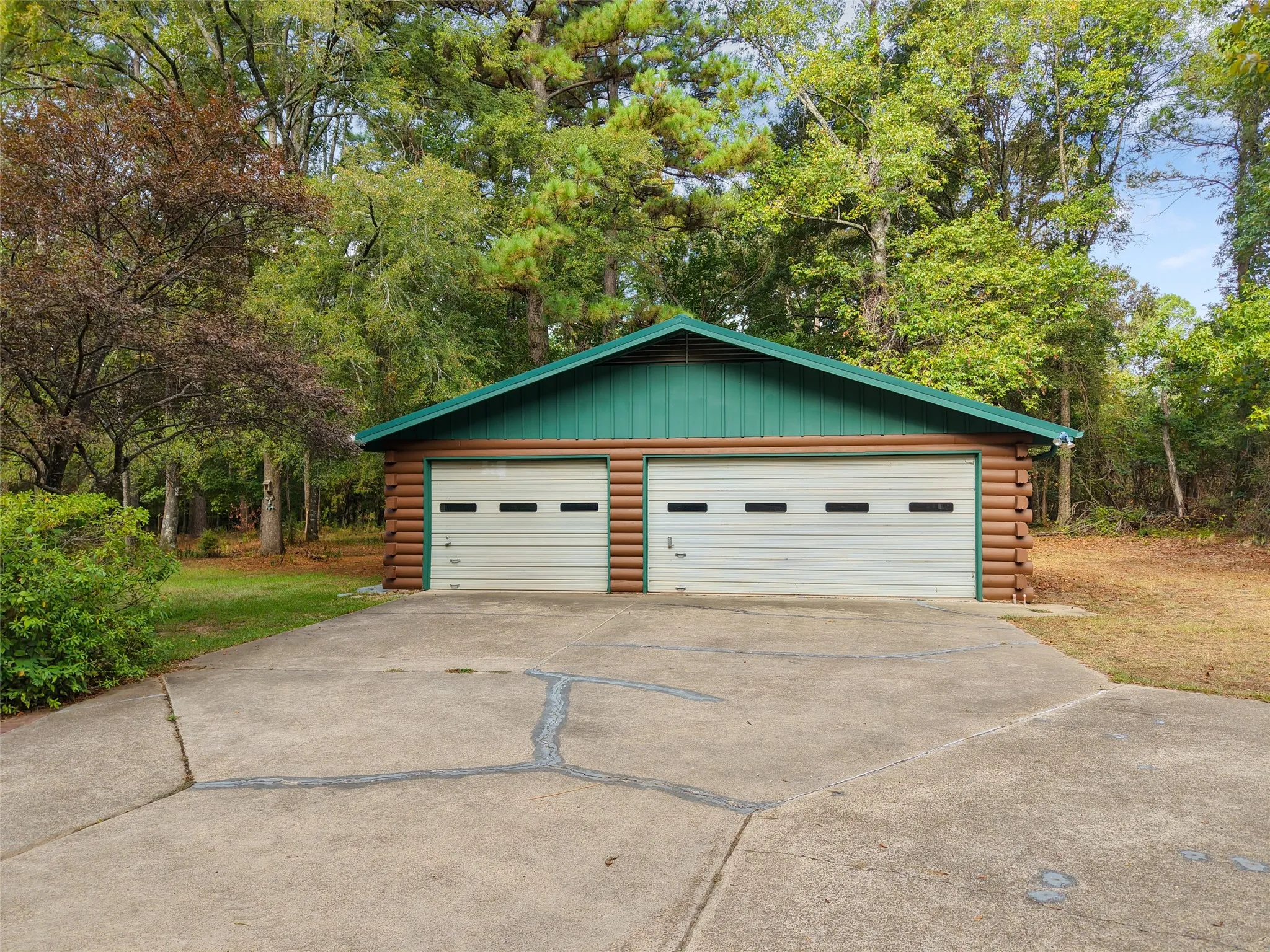 Single Family Residence For Sale in Cass County , 1875 County Road 1577, Hughes Springs, Texas 75656, 2 Bedroom, 2 Bathroom, 3 Garage spaces, 2,170 Sqft, built in 1980, mls#21398134, Real Estate Agent in Hughes Springs, Homes For Sale in Cass county, Homes For Sale in Hughes Springs, Realtor in Hughes Springs Texas, Real Estate Brokerage Independent Realty Texas, Luminita Cordes Realtor
