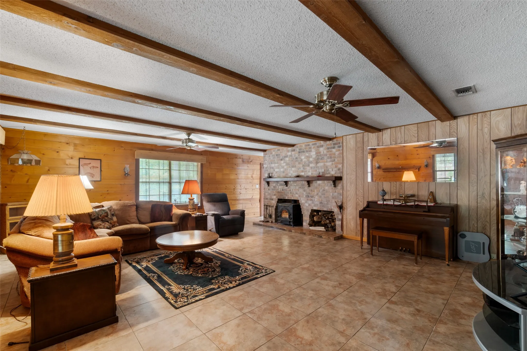 Single Family Residence For Sale in Cass County , 1875 County Road 1577, Hughes Springs, Texas 75656, 2 Bedroom, 2 Bathroom, 3 Garage spaces, 2,170 Sqft, built in 1980, mls#21398134, Real Estate Agent in Hughes Springs, Homes For Sale in Cass county, Homes For Sale in Hughes Springs, Realtor in Hughes Springs Texas, Real Estate Brokerage Independent Realty Texas, Luminita Cordes Realtor