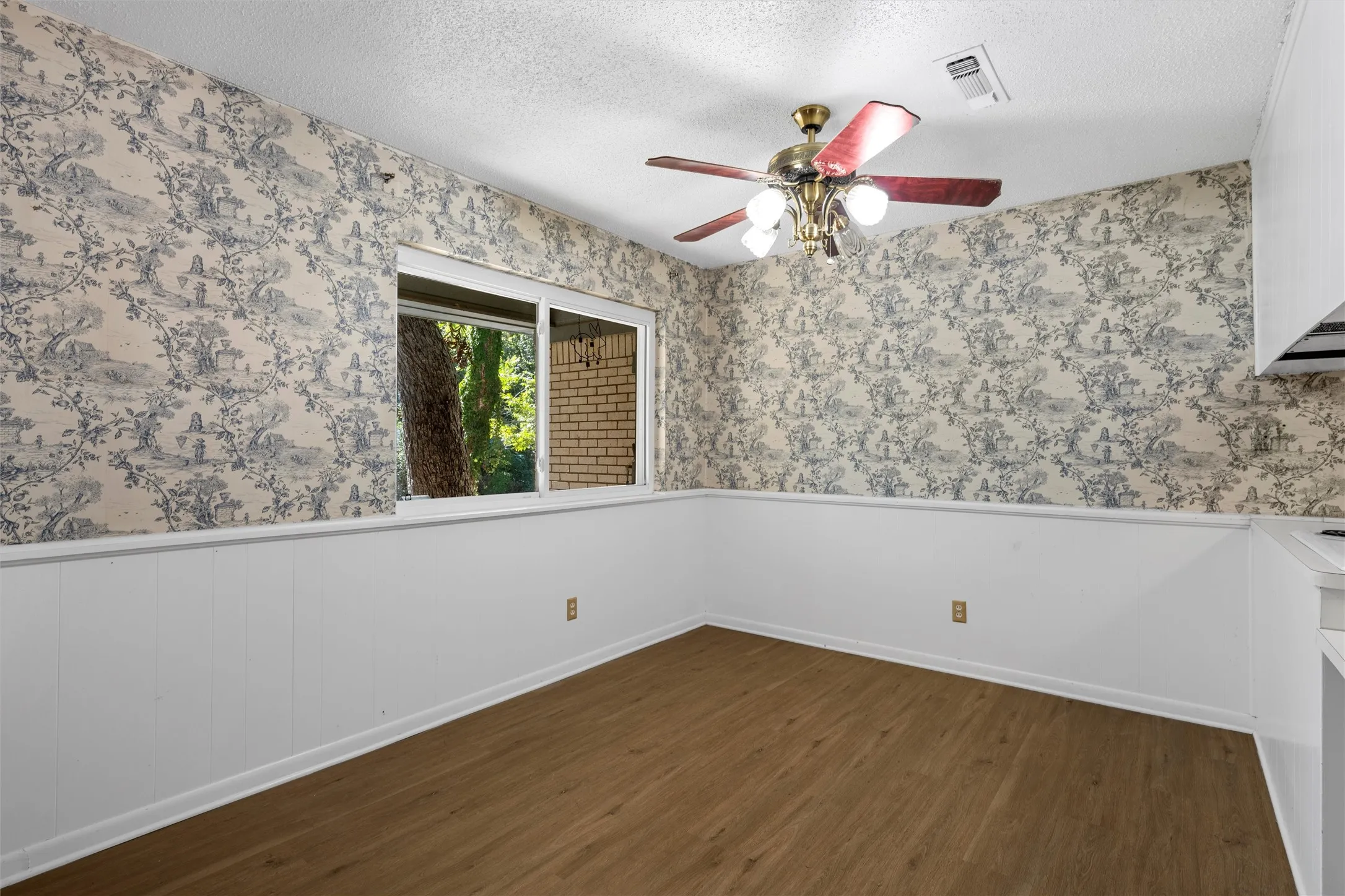Single Family Residence For Sale in Mc Lennan County , 4419 Shady Glen Drive, Waco, Texas 76708, 4 Bedroom, 3 Bathroom, 2 Garage spaces, 2,847 Sqft, built in 1965, mls#21397516, Real Estate Agent in Waco, Homes For Sale in Mc Lennan county, Homes For Sale in Waco, Realtor in Waco Texas, Real Estate Brokerage Independent Realty Texas, Luminita Cordes Realtor